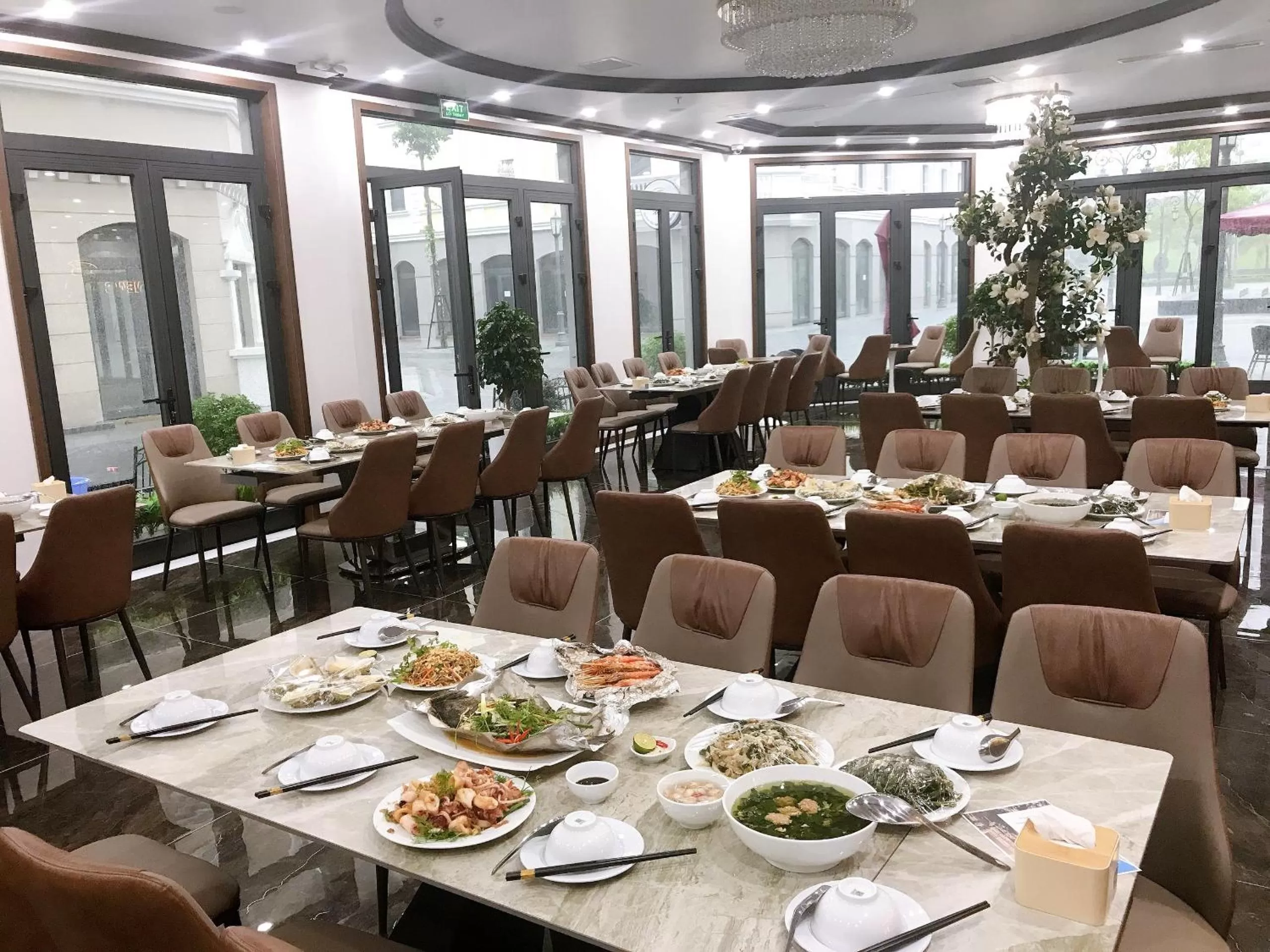 Restaurant/places to eat in Sunland Halong Hotel and Restaurant