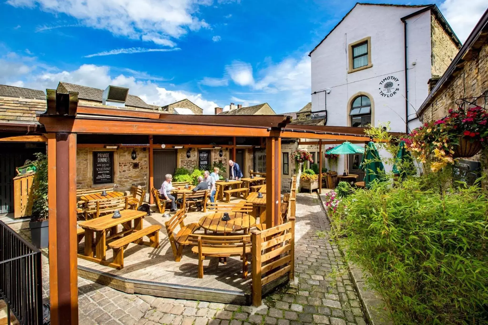 Property building, Restaurant/Places to Eat in The Woolly Sheep Inn