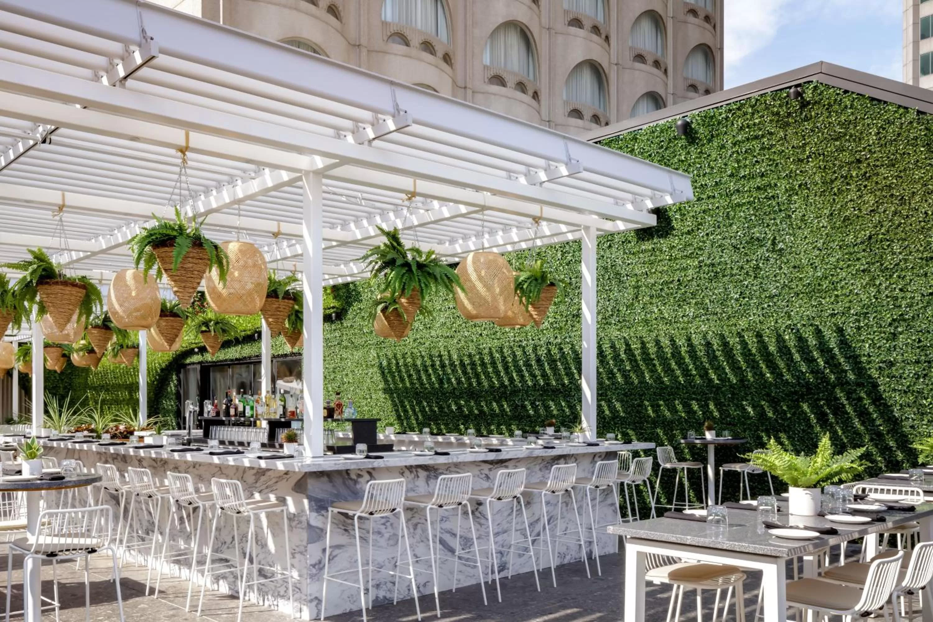 Lounge or bar in Montreal Marriott Chateau Champlain