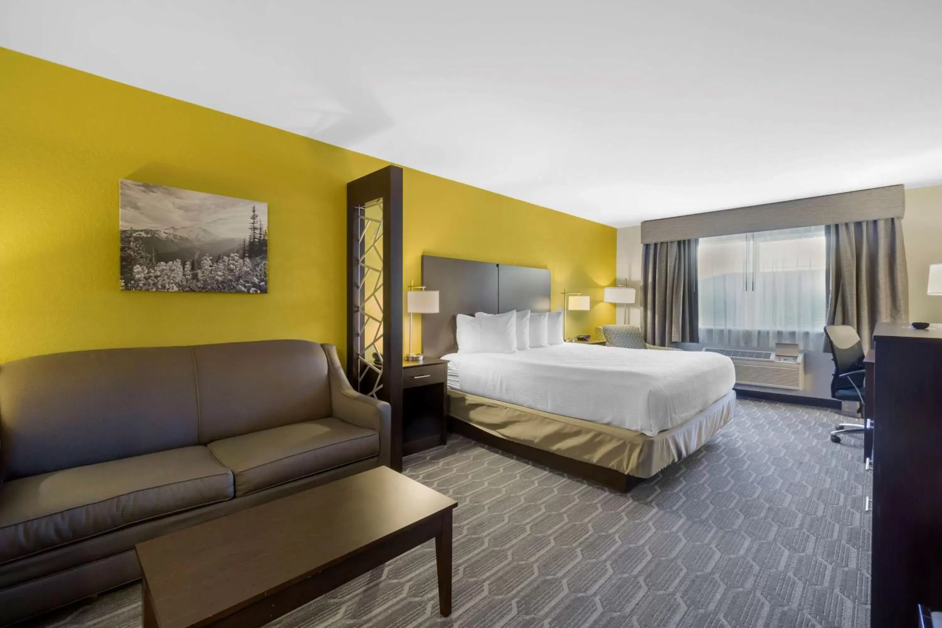 Bedroom in Best Western Plus Wenatchee Downtown Hotel