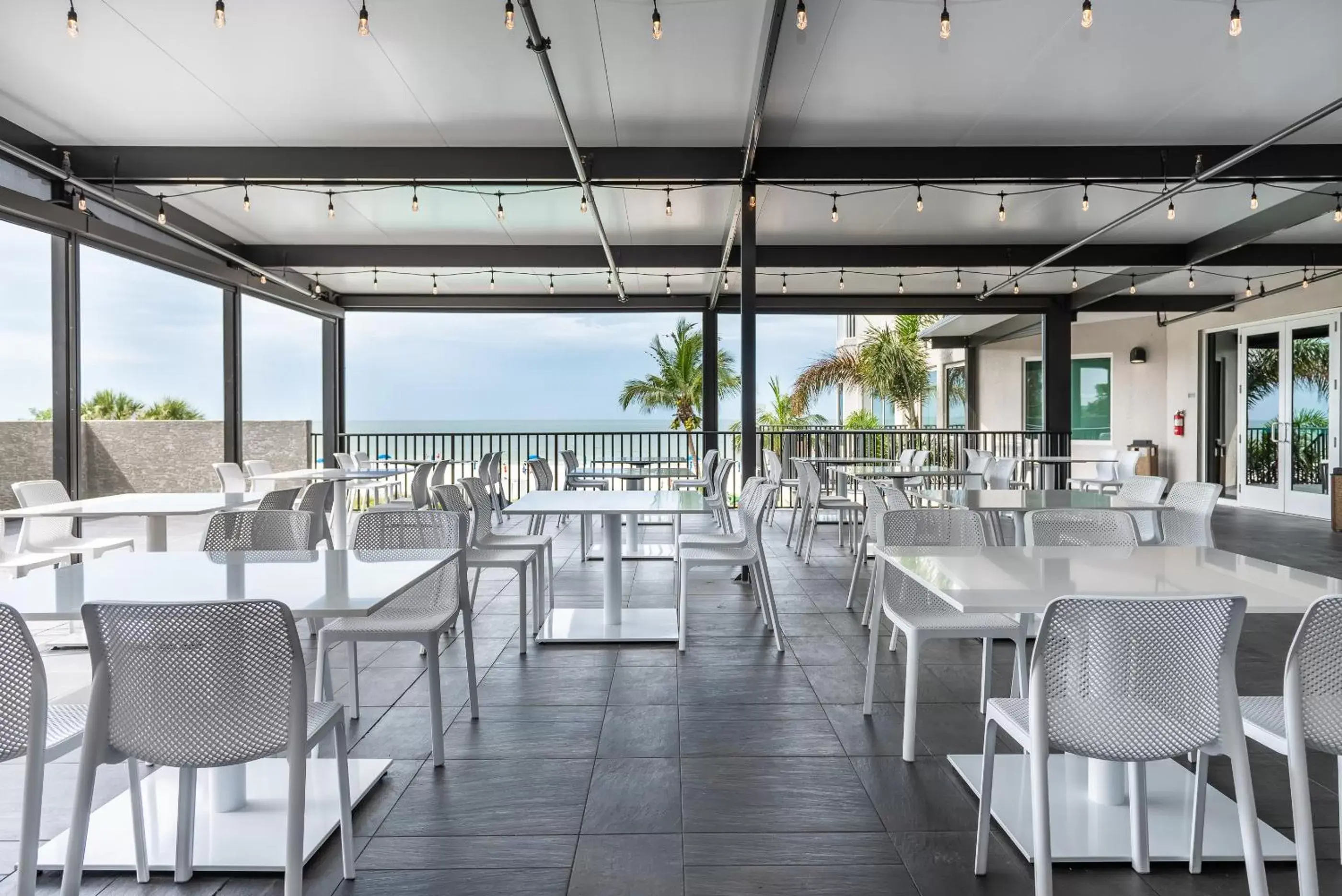 Balcony/Terrace, Restaurant/Places to Eat in Diamond Head Beach Resort