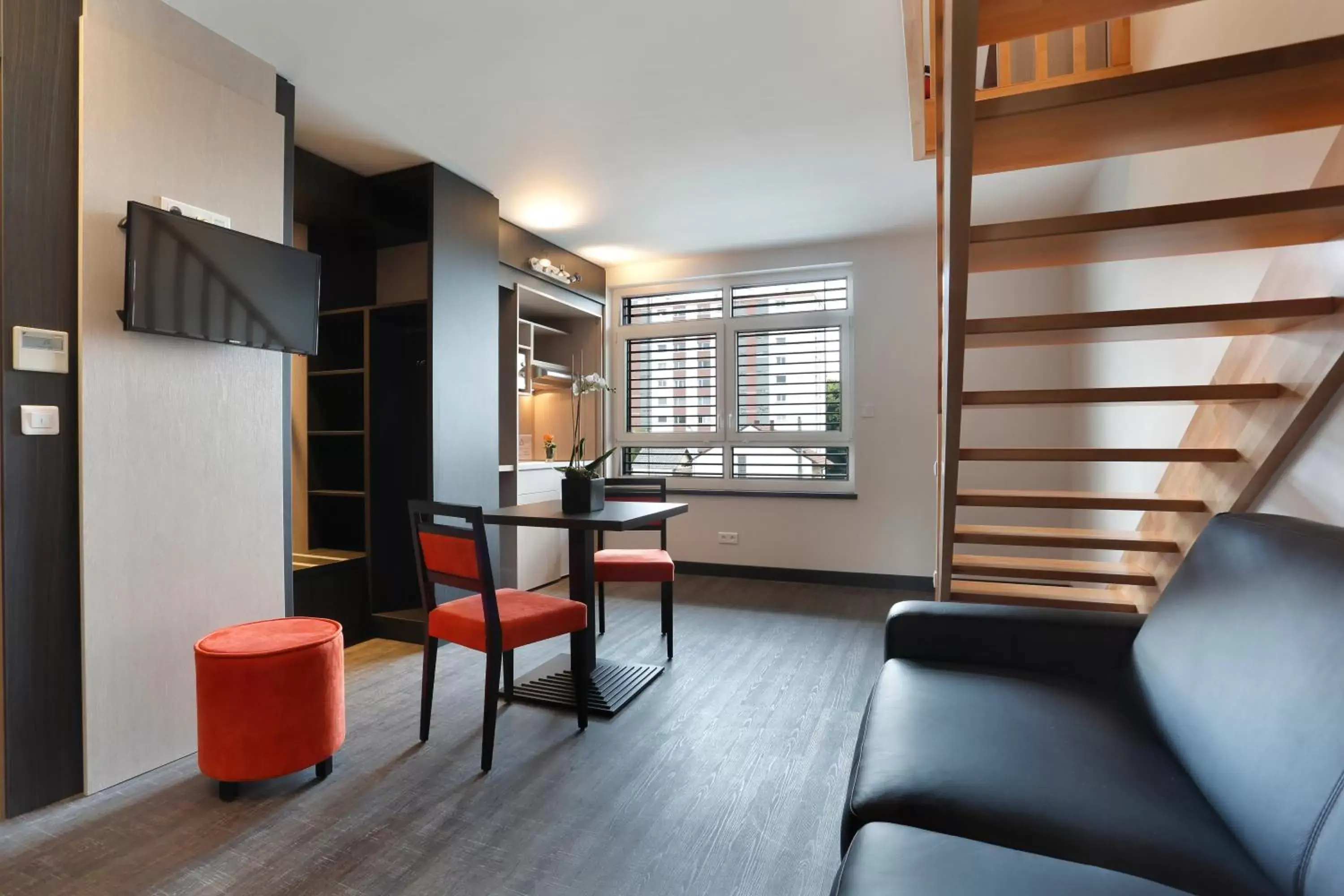 Shower, Seating Area in The Originals Boutique, Hôtel d'Alsace, Strasbourg Sud (Qualys-Hotel)