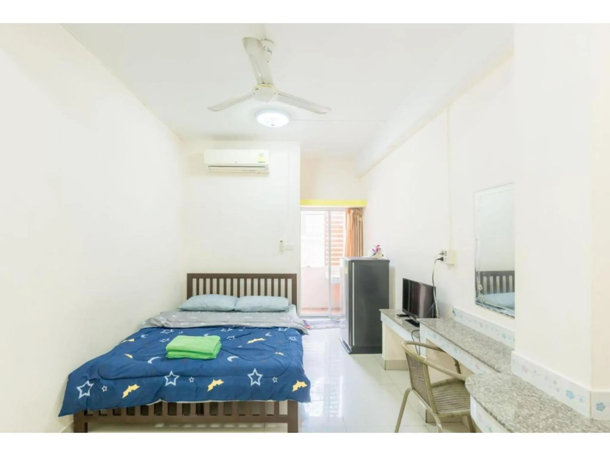 Bedroom, Bed in OYO 75405 Ladda Place