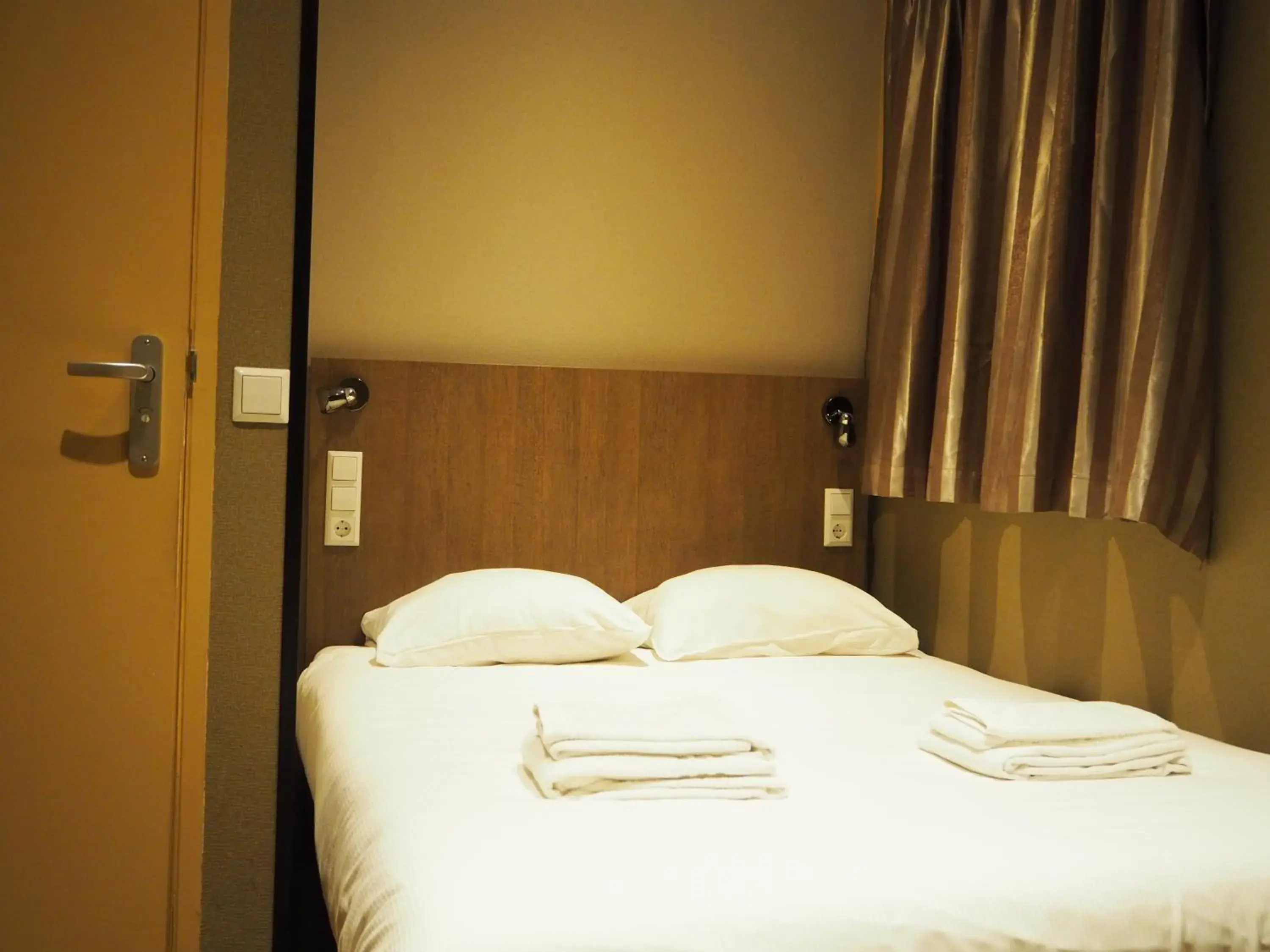 Bedroom, Bed in Aston City Hotel