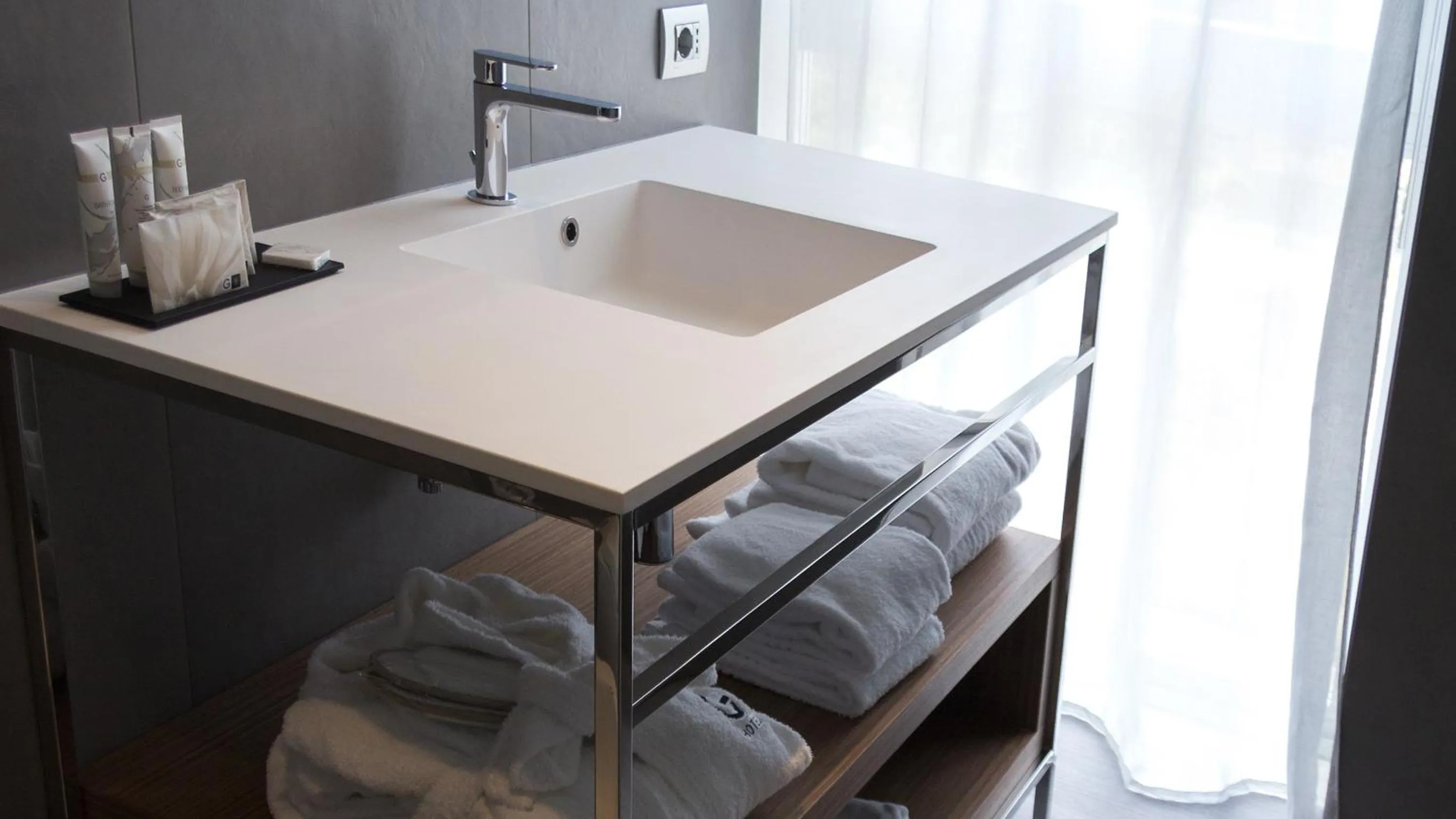 Bathroom, Bed in G Hotel Pescara