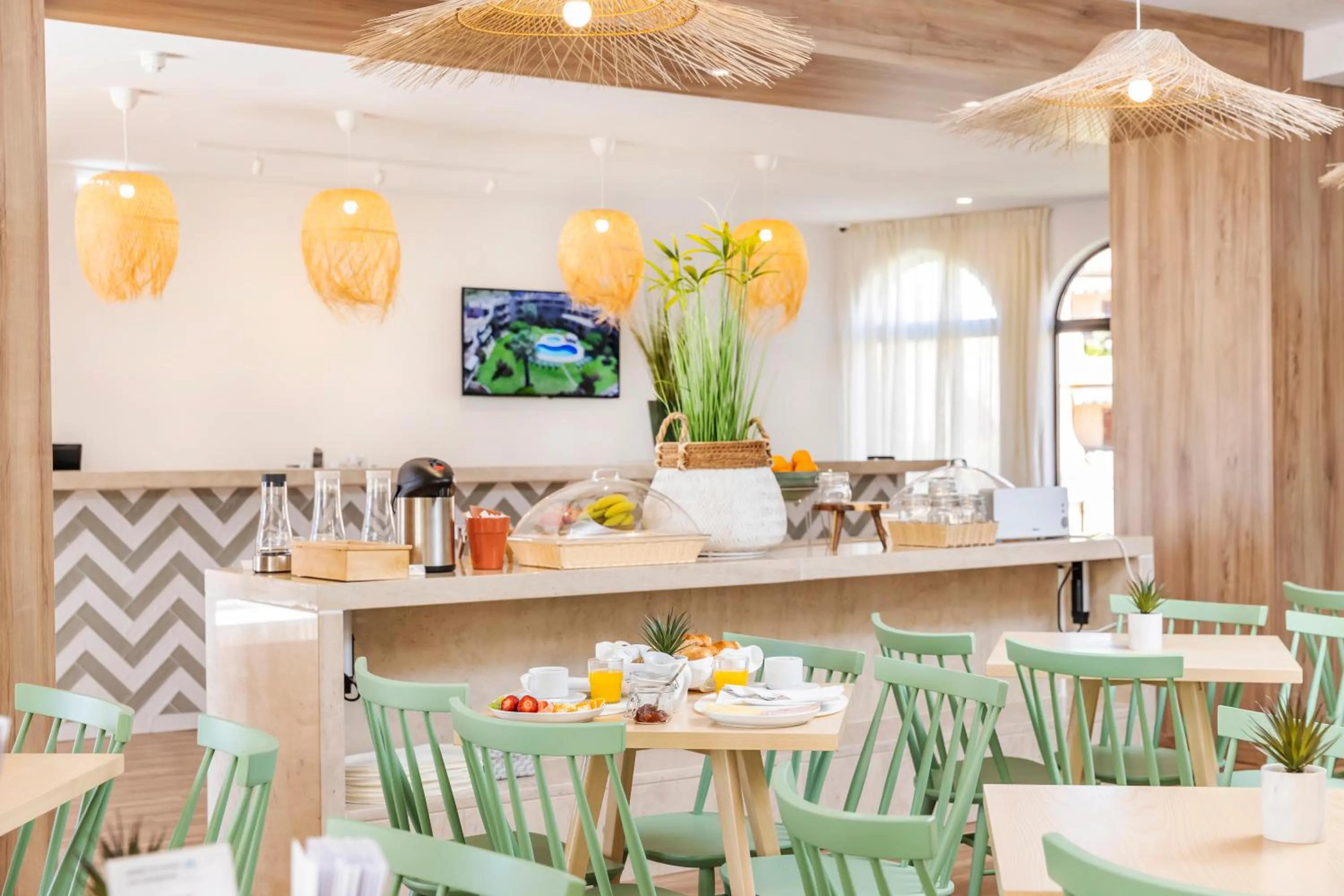 Restaurant/places to eat in Clube Maria Luisa