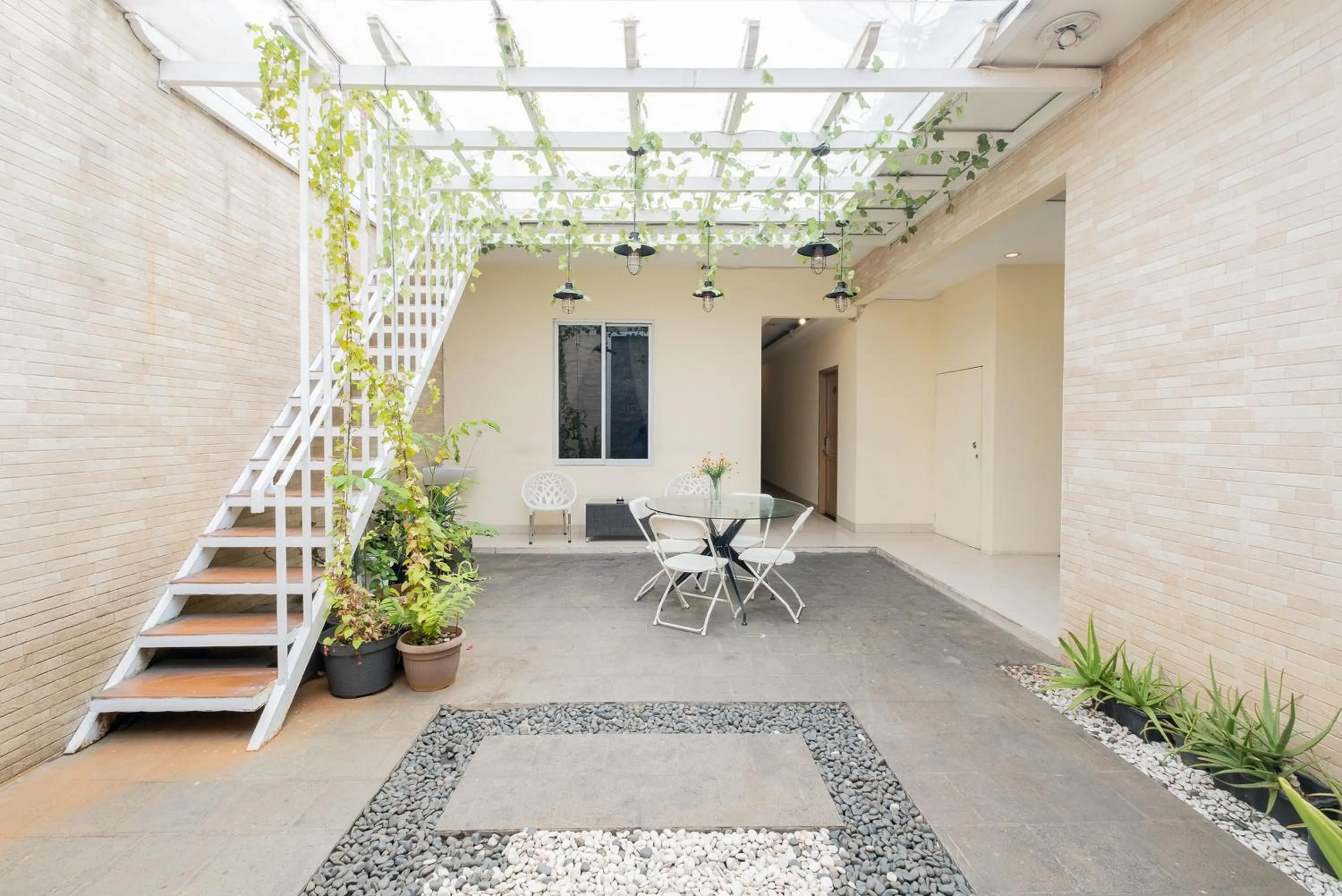 Property building in RedDoorz Plus @ Cideng Barat