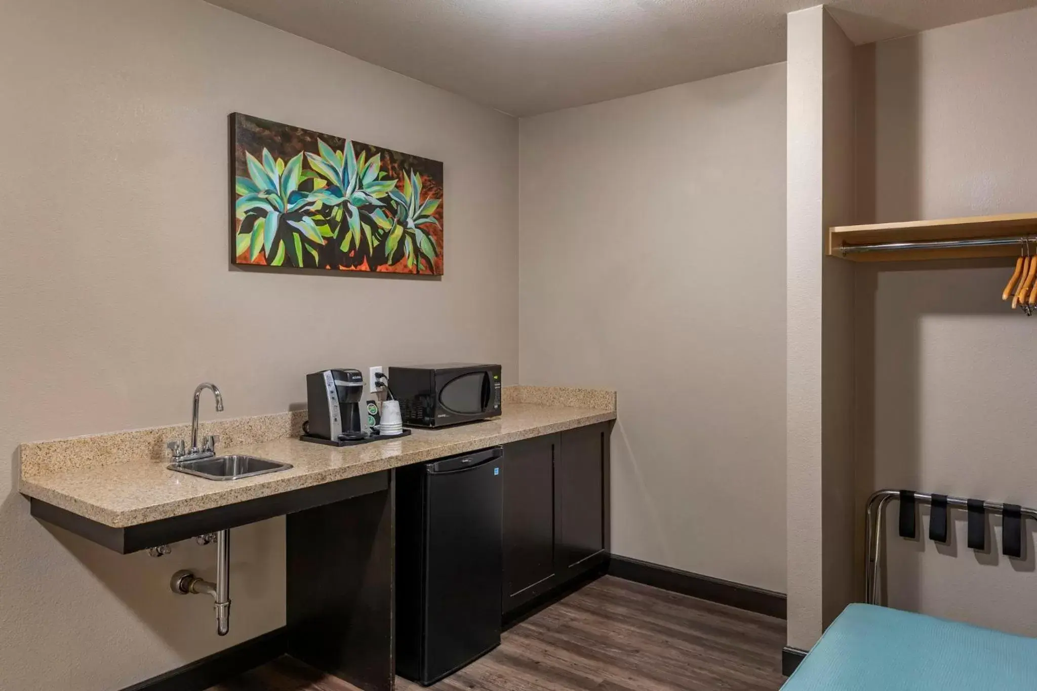 Photo of the whole room, Kitchen/Kitchenette in Holiday Inn Express Indio, an IHG Hotel