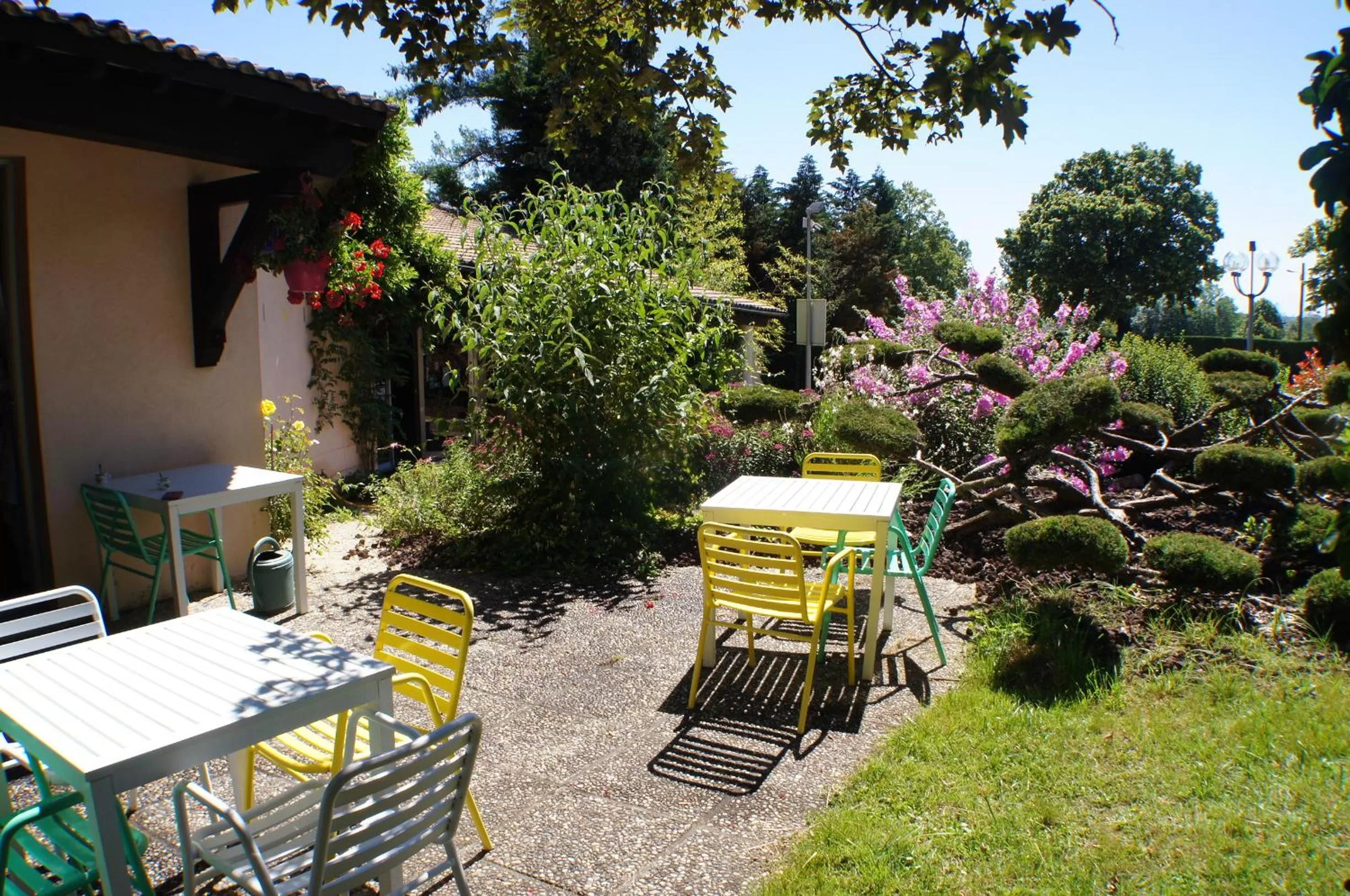 Patio in The Originals City, Hôtel La Siesta, Annonay Est