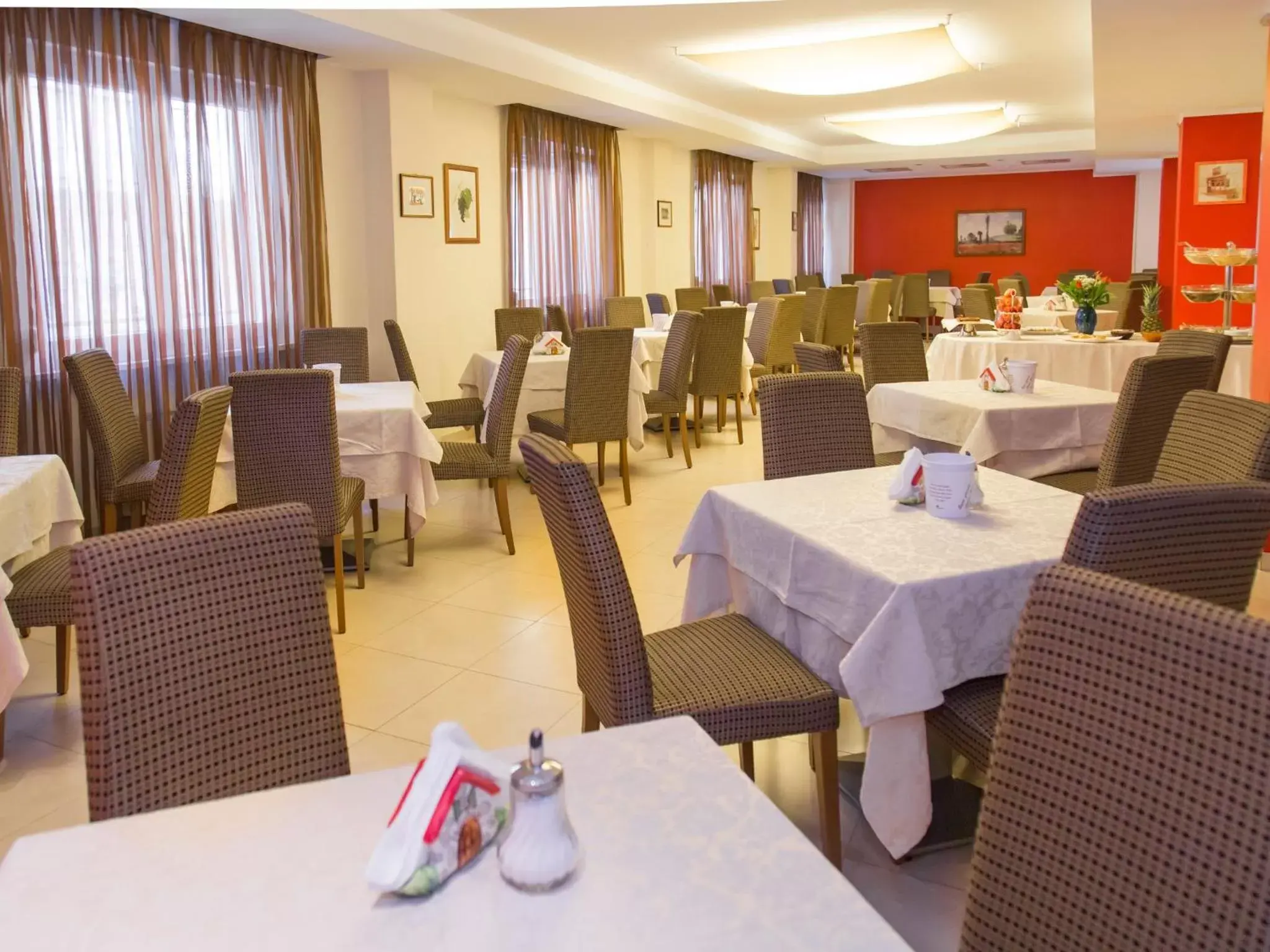 Continental breakfast, Restaurant/Places to Eat in Hotel Regina