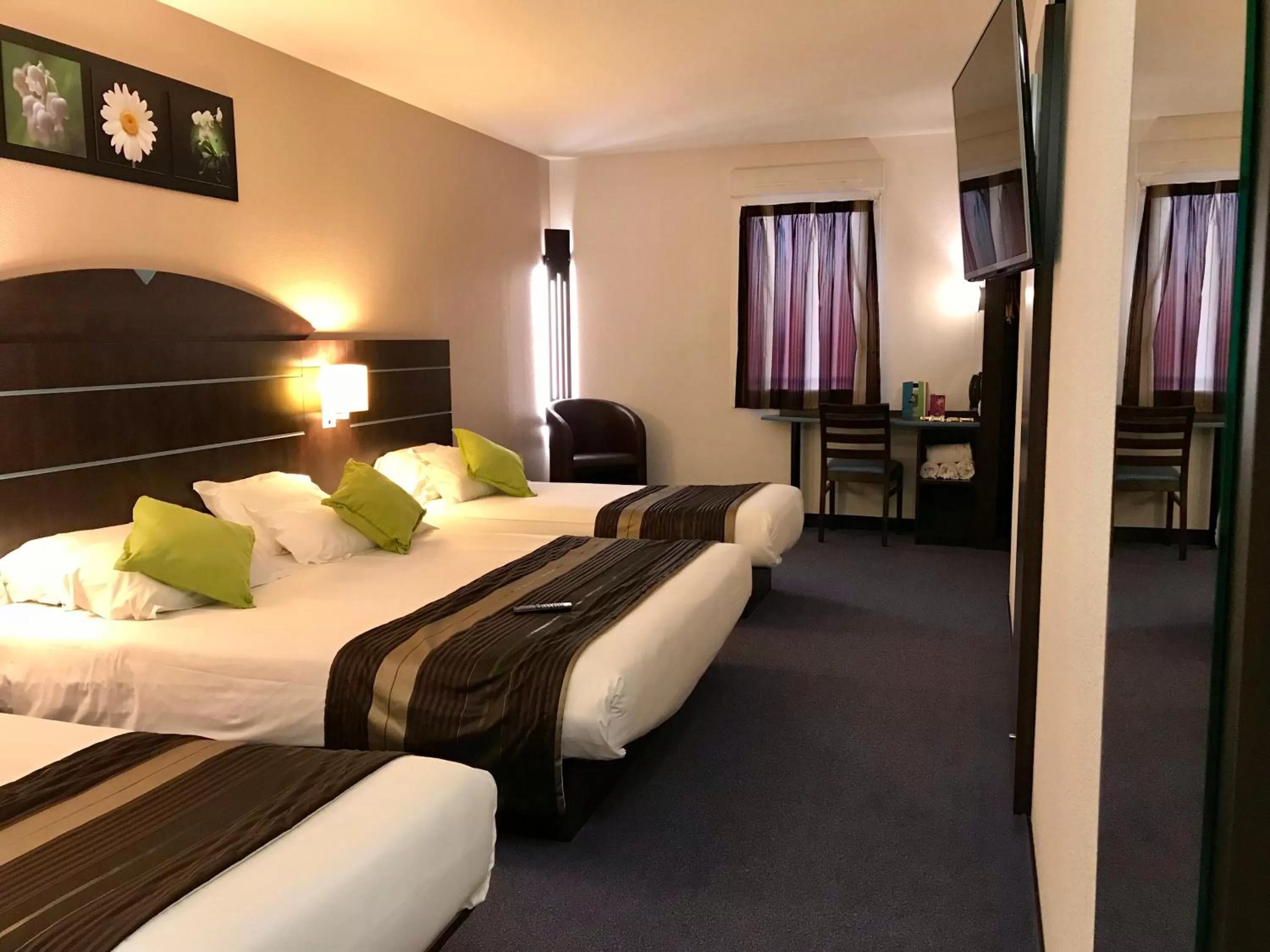 Photo of the whole room, Bed in Kyriad Dol-de-Bretagne