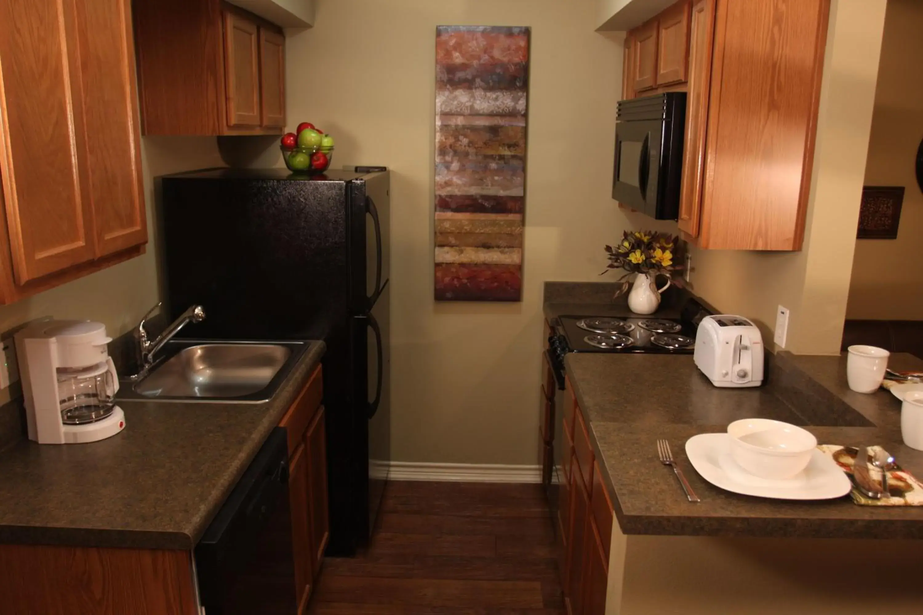 Kitchen or kitchenette, Kitchen/Kitchenette in Eagle's Den Suites Big Spring a Travelodge by Wyndham