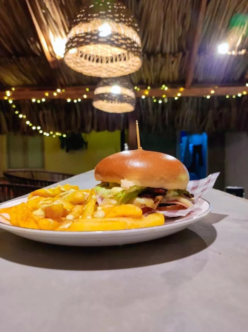 Restaurant/places to eat in Najhomi Beach