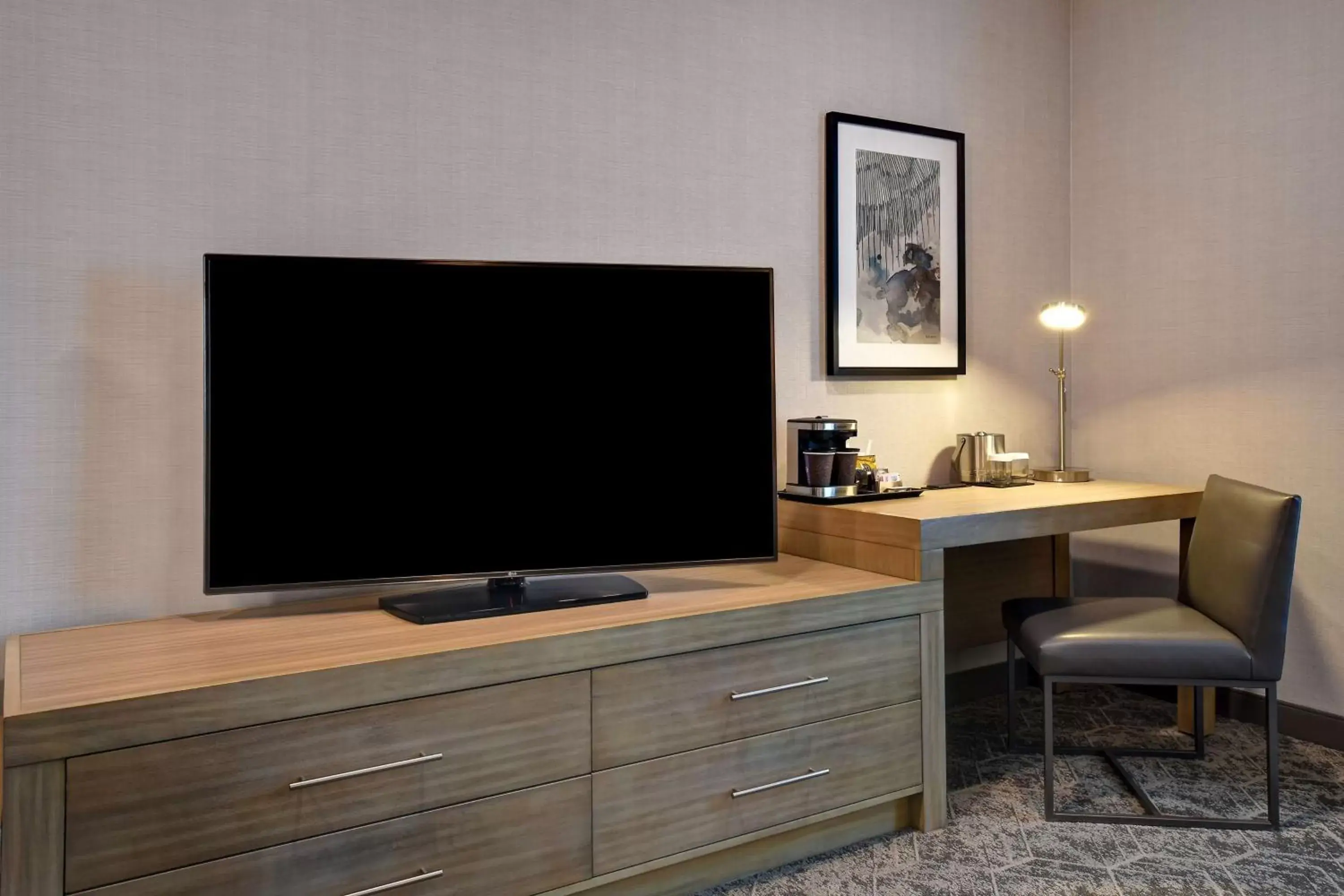 Bedroom, TV/Entertainment Center in DoubleTree by Hilton St. Louis Airport, MO