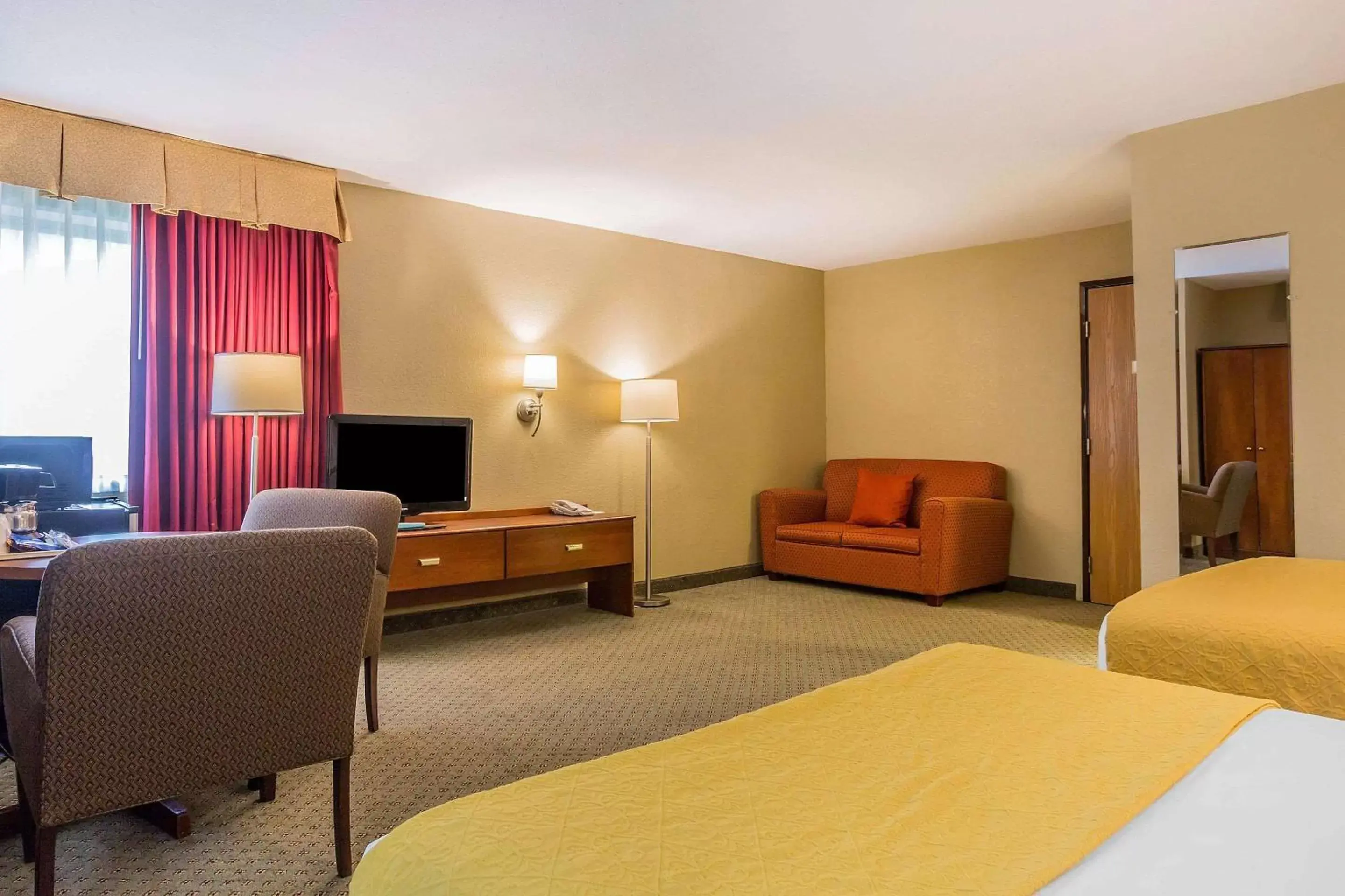 Photo of the whole room, Seating Area in Quality Inn Hyde Park Poughkeepsie North