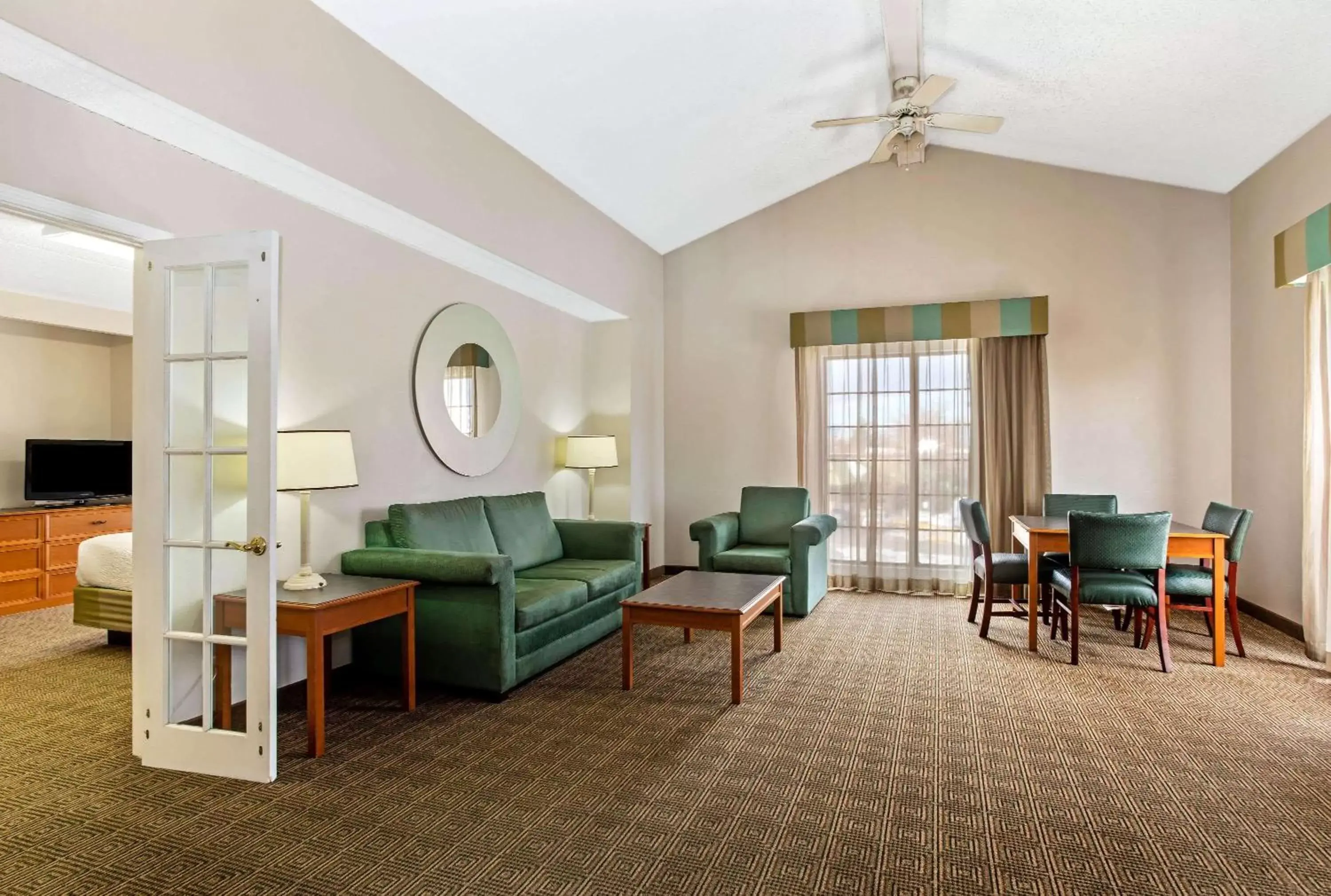 Photo of the whole room, Seating Area in La Quinta Inn by Wyndham Denver Northglenn