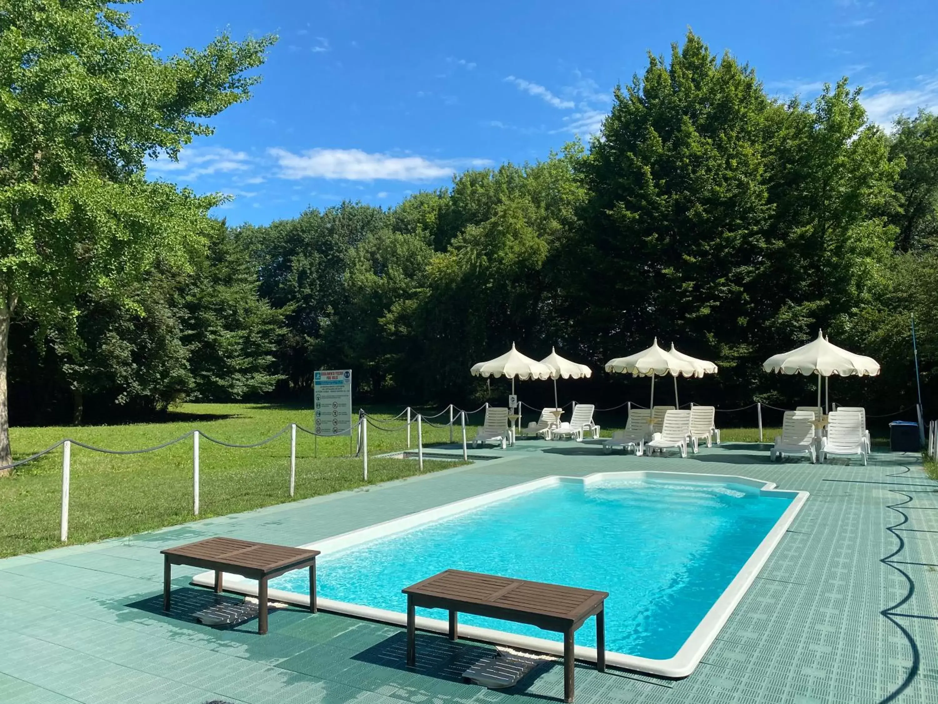 Swimming Pool in Park Hotel Junior