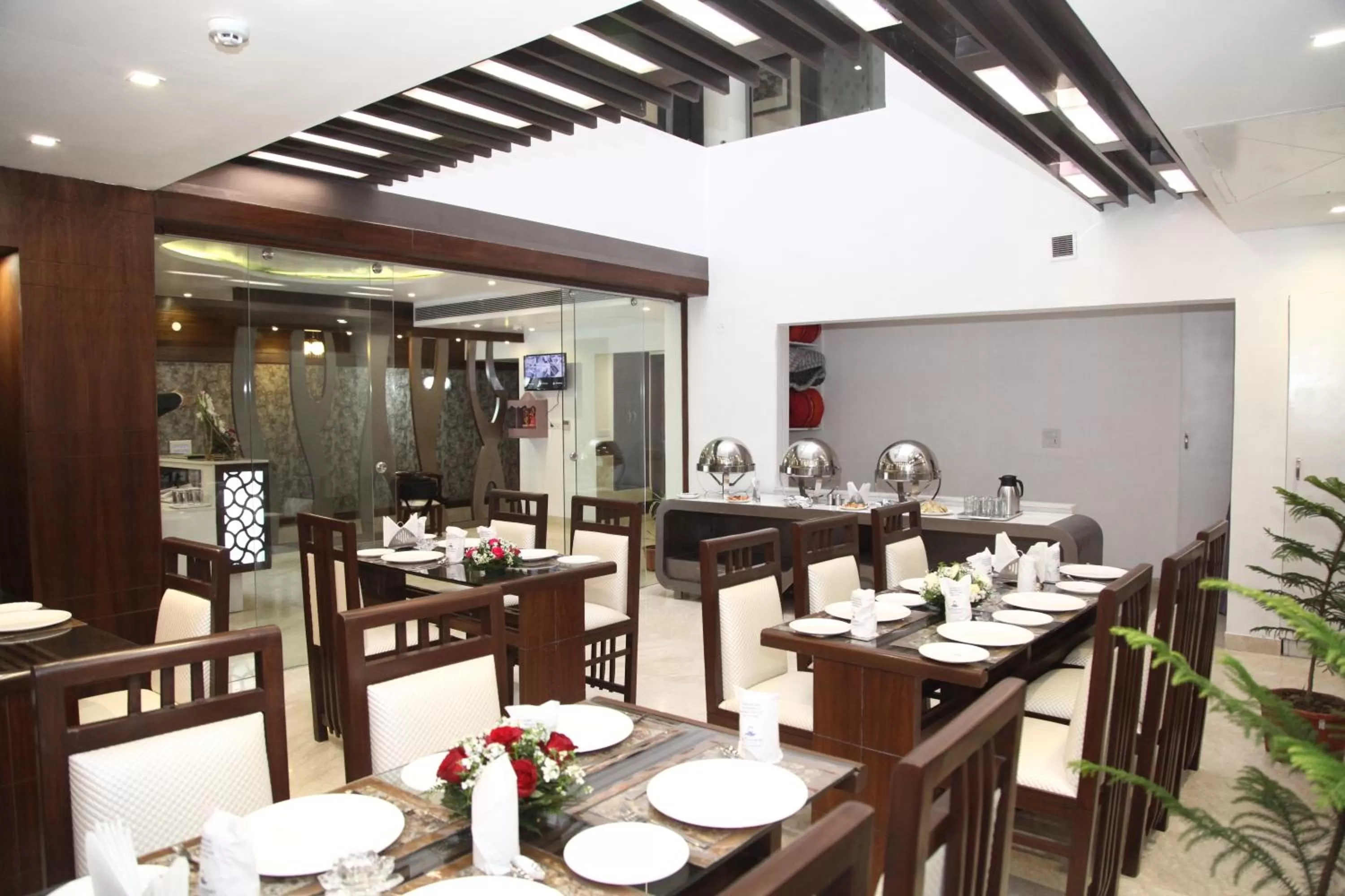 Restaurant/places to eat in Hotel Emerald