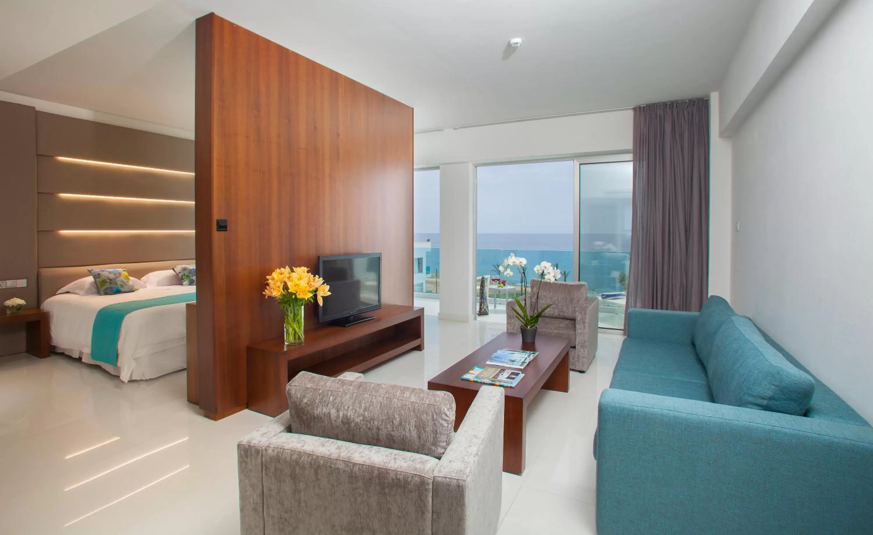 Bed in King Evelthon Beach Hotel & Resort