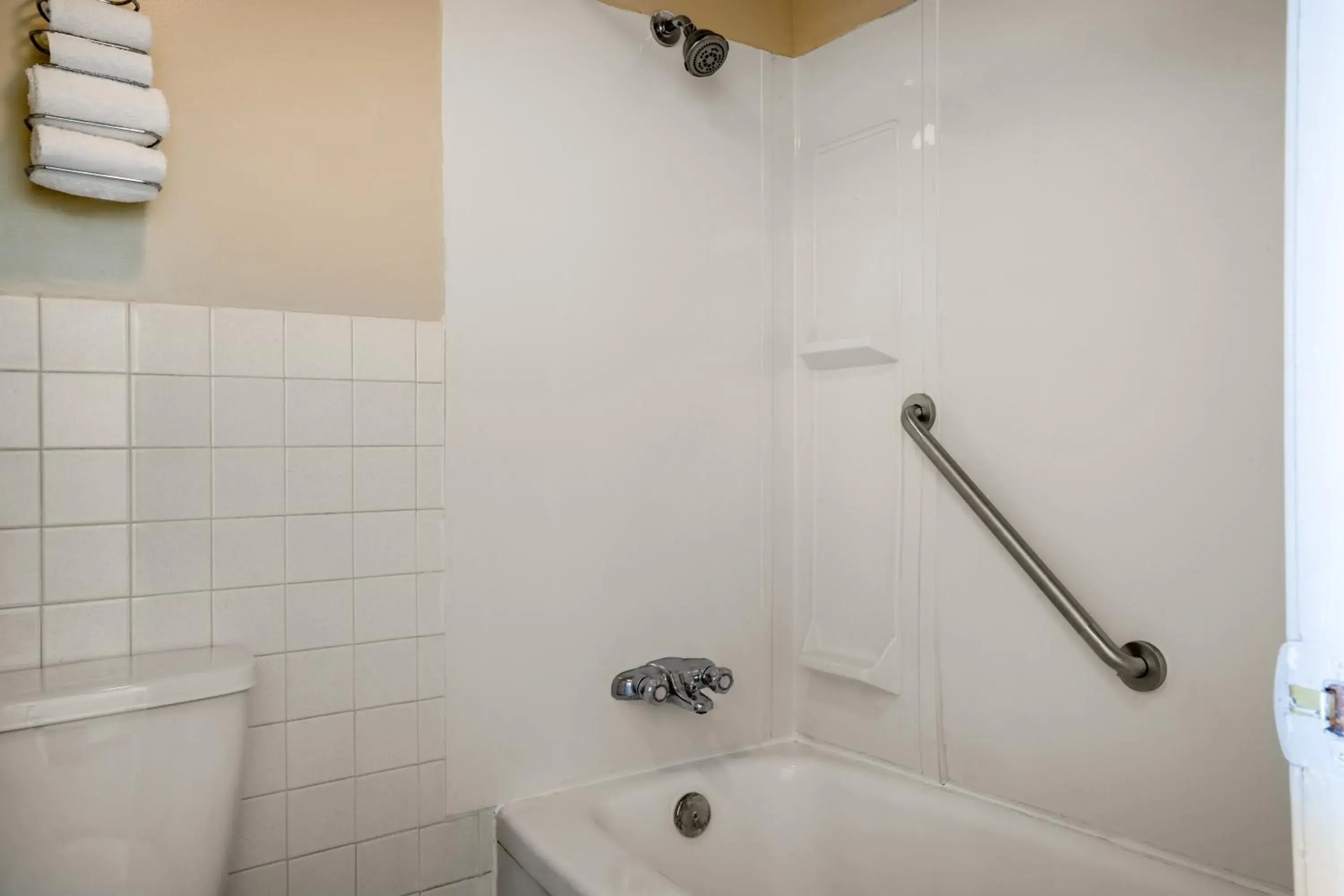 Shower, Bathroom in Thriftlodge by Wyndham Regina North