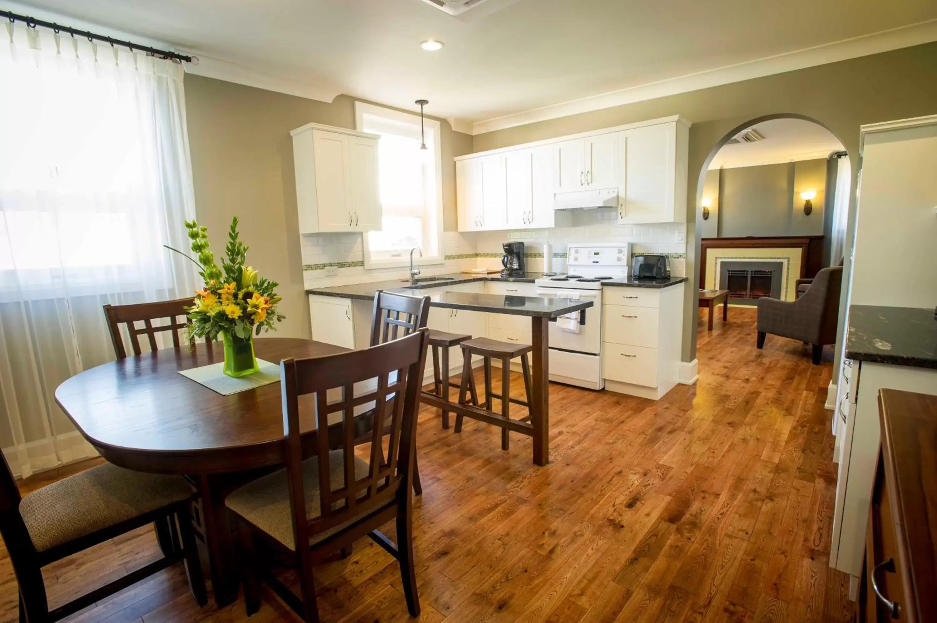 Dining area, Kitchen/Kitchenette in Hume Hotel & Spa