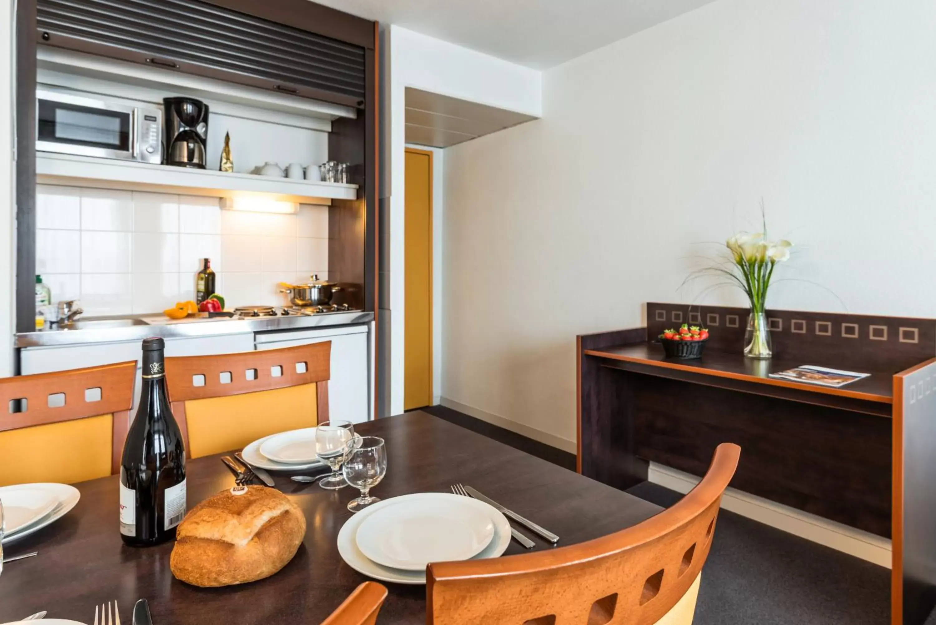 Dining area, Kitchen/Kitchenette in Aparthotel Adagio Access Toulouse Jolimont