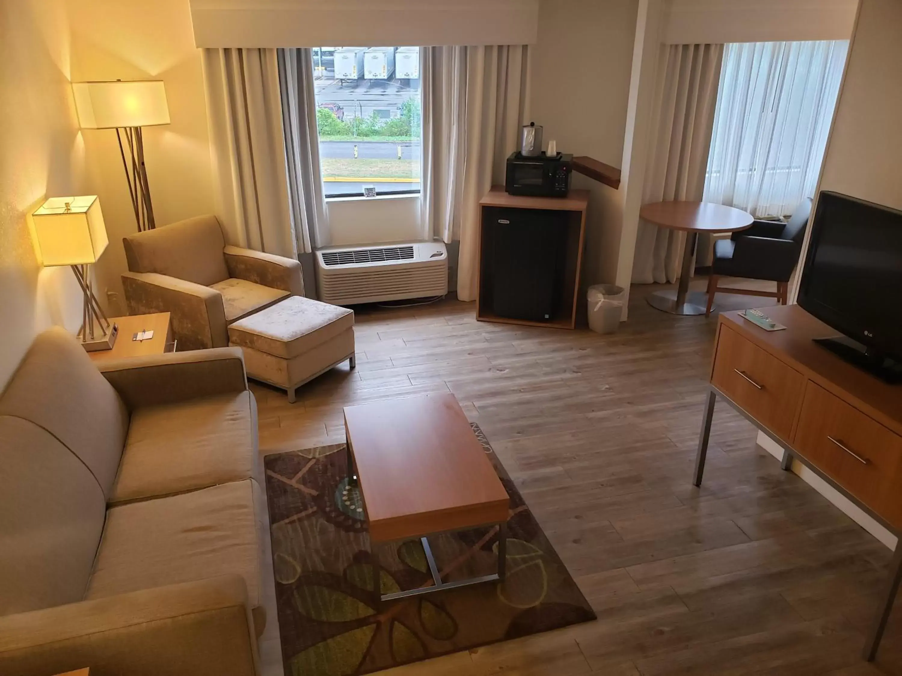 Photo of the whole room, Seating Area in Holiday Inn Express Hotel Pittsburgh-North/Harmarville, an IHG Hotel