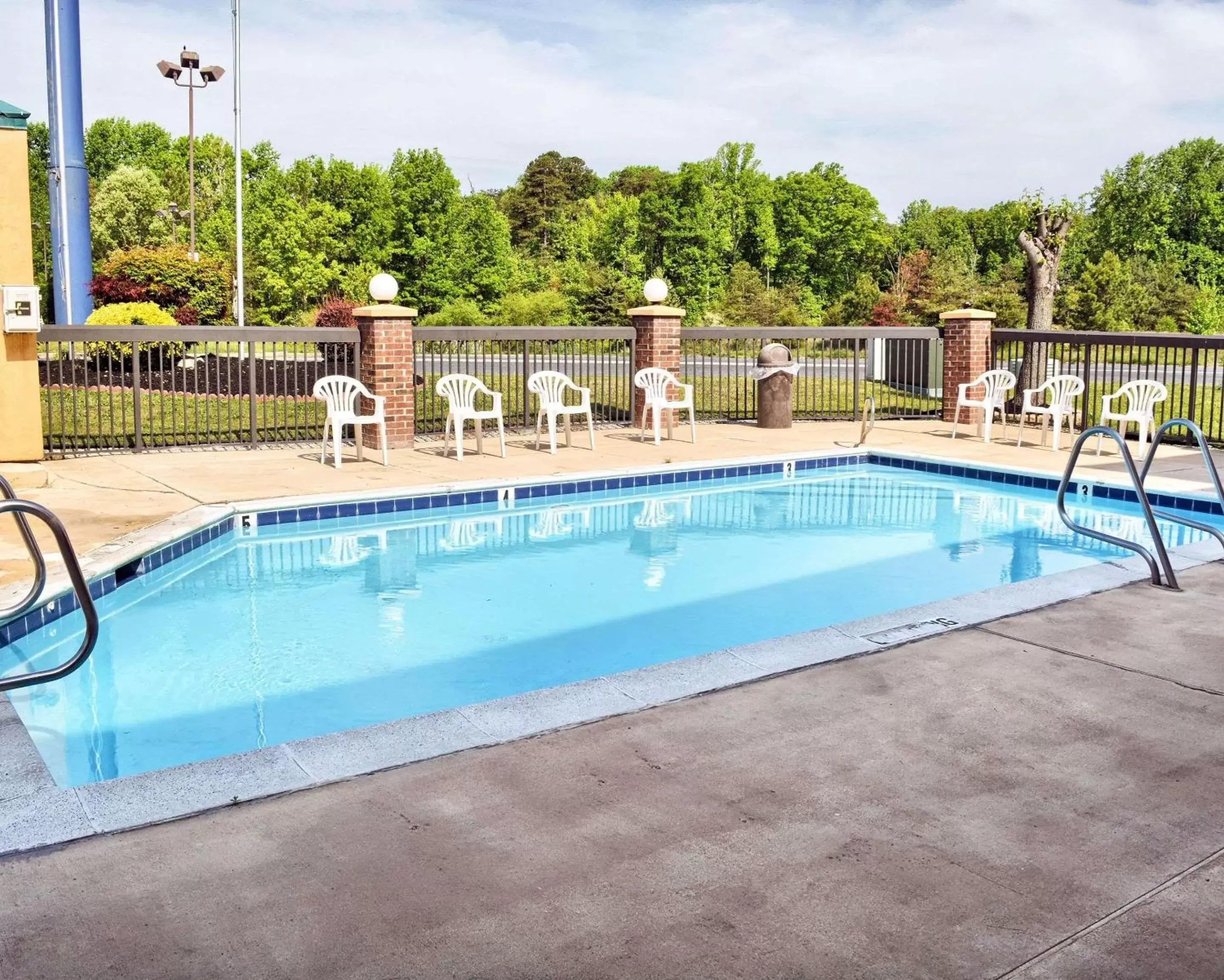 On site, Swimming Pool in Quality Inn Thornburg