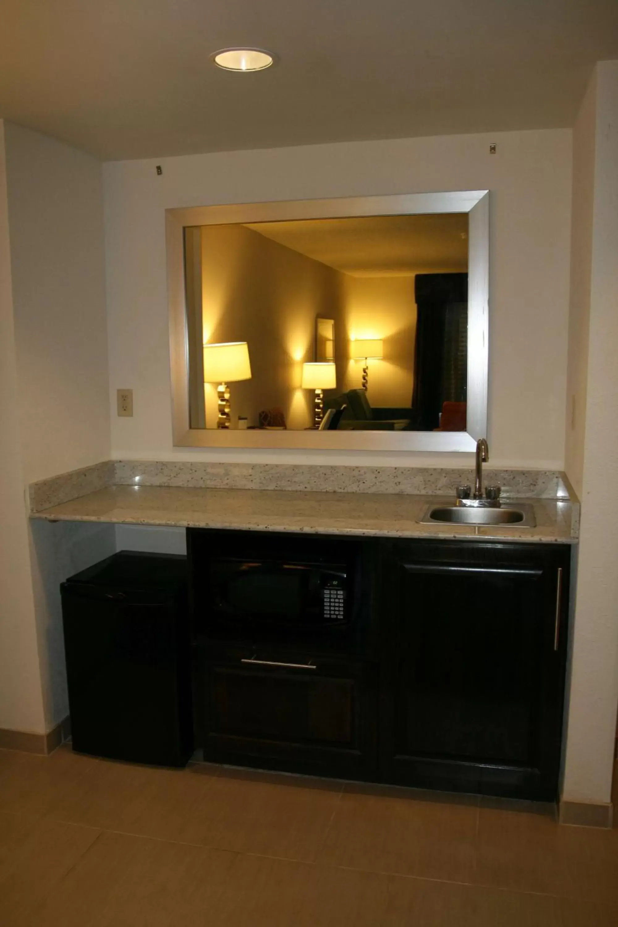 Living room, Kitchen/Kitchenette in Hampton Inn By Hilton Shreveport Airport, La