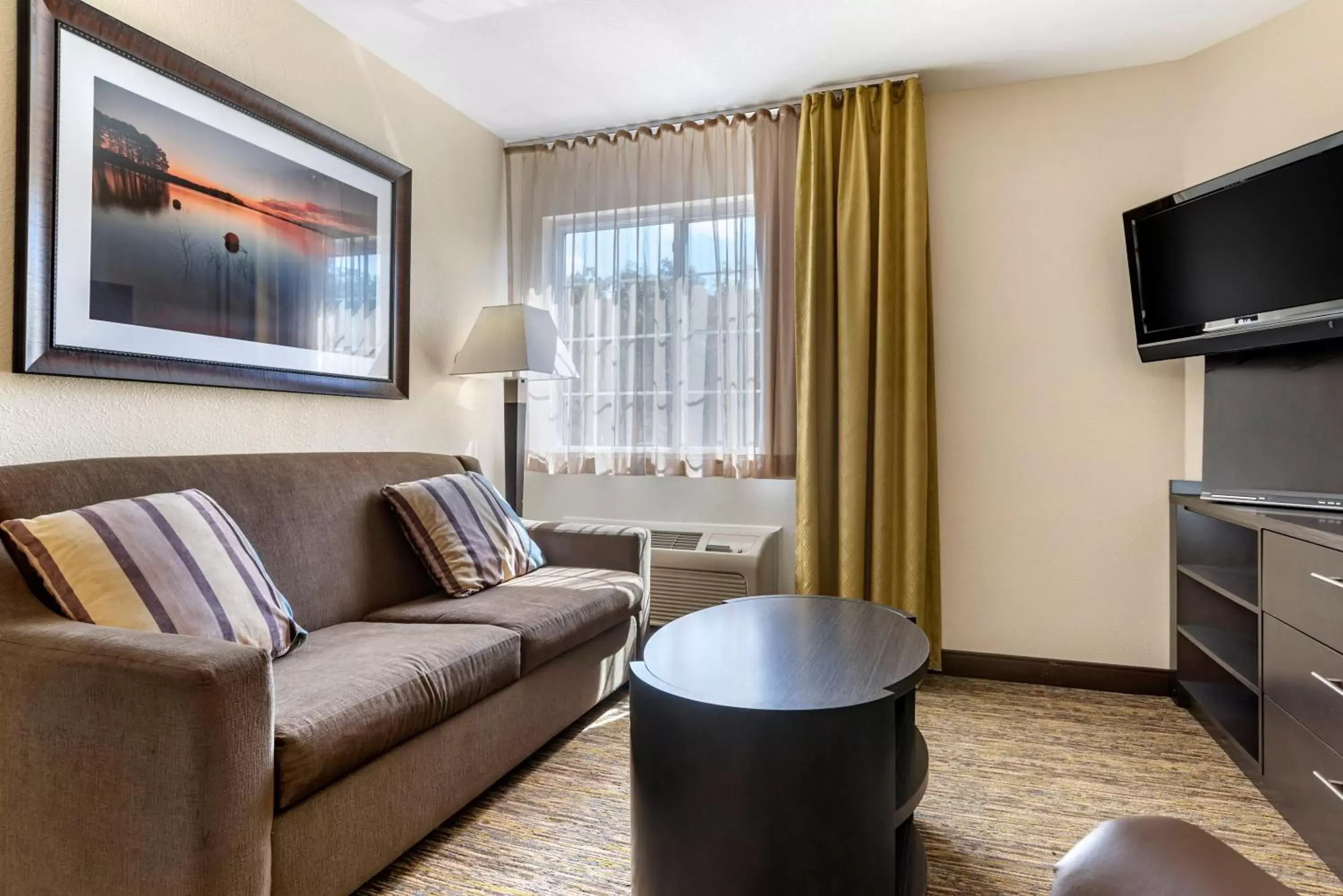 Photo of the whole room, Seating Area in Candlewood Suites Alabaster, an IHG Hotel