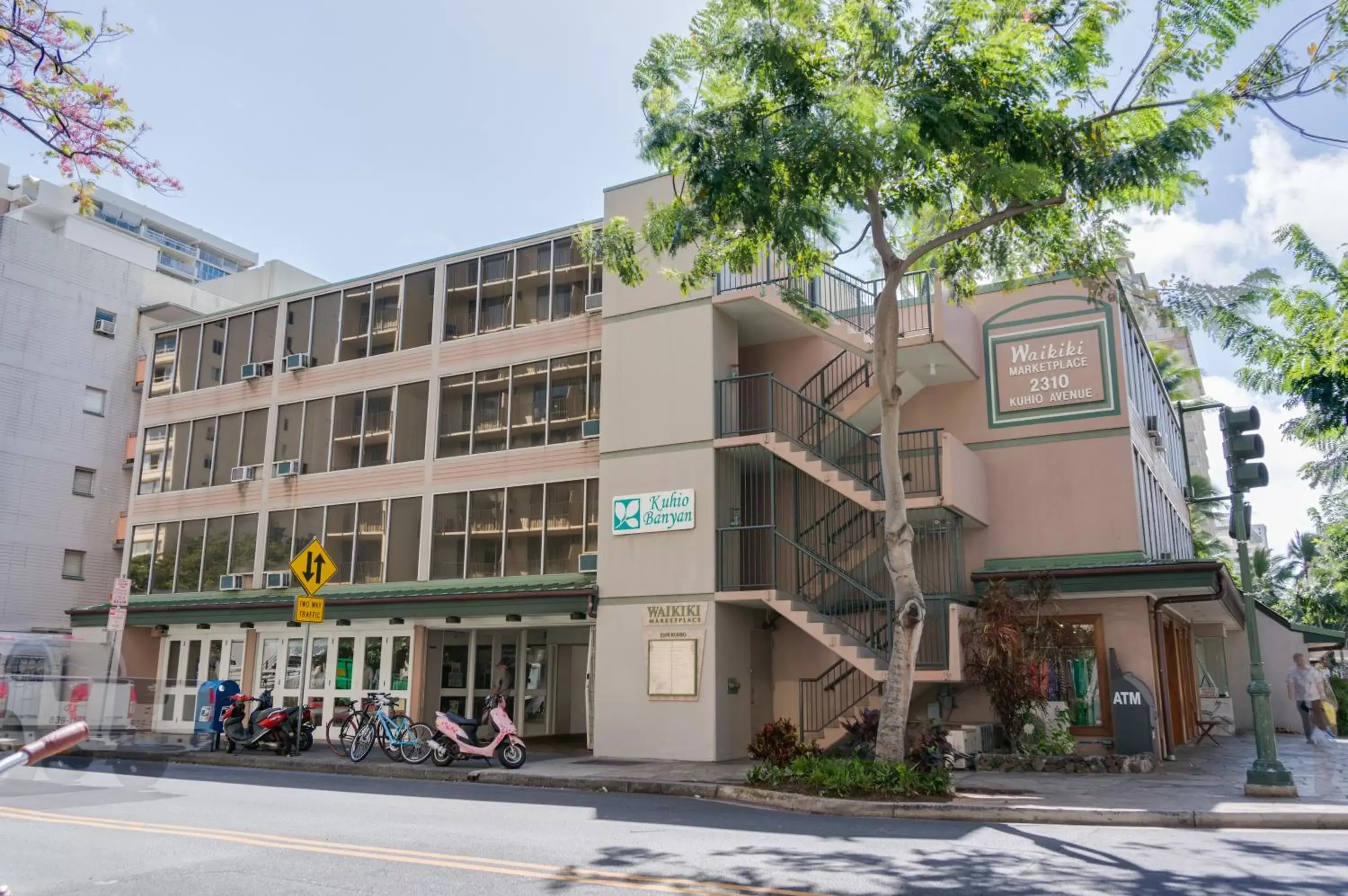 Facade/entrance, Property Building in Kuhio Banyan Hotel (with Kitchenettes)