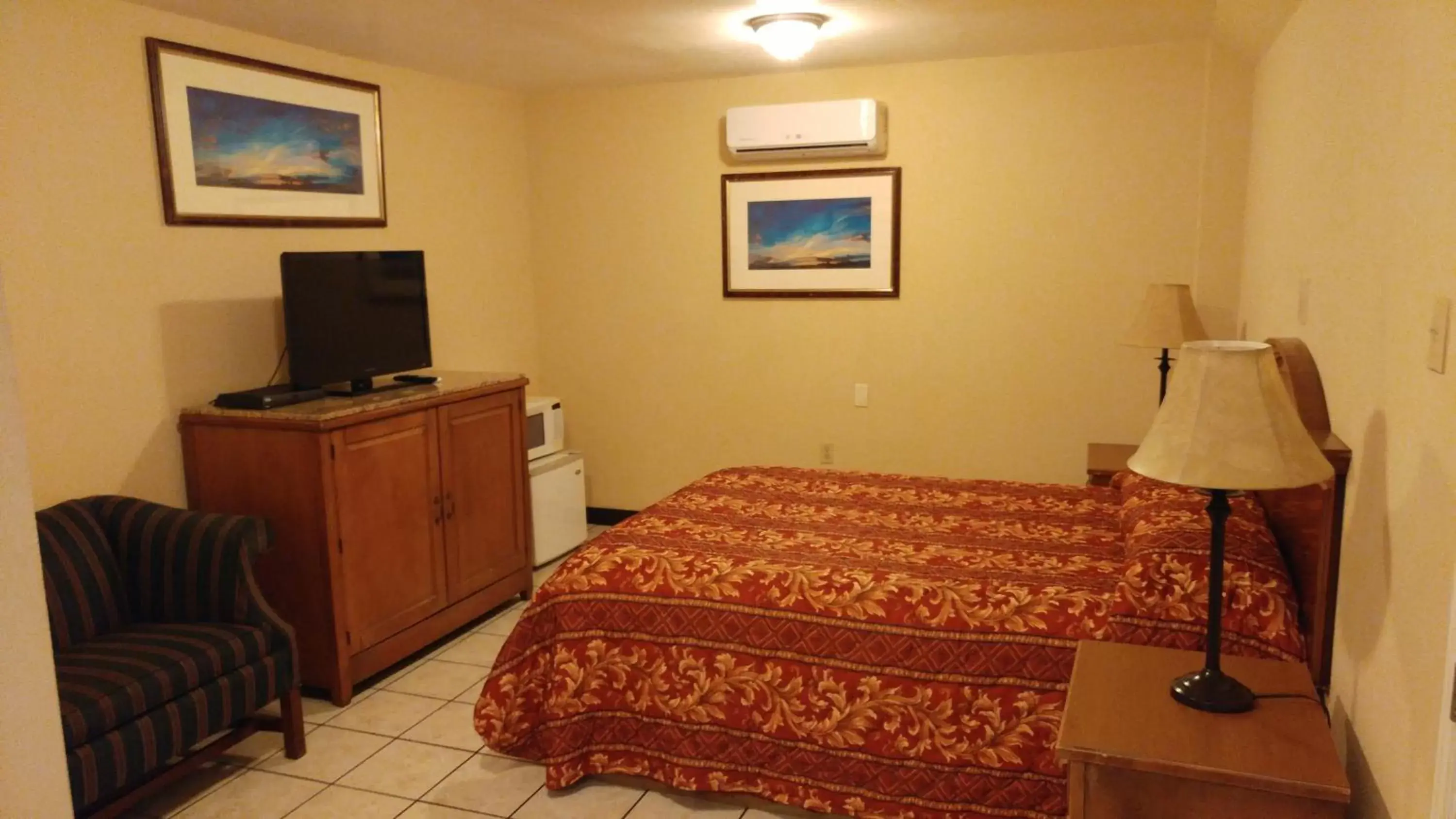 Bedroom, Bed in Country Regency Inn & Suites