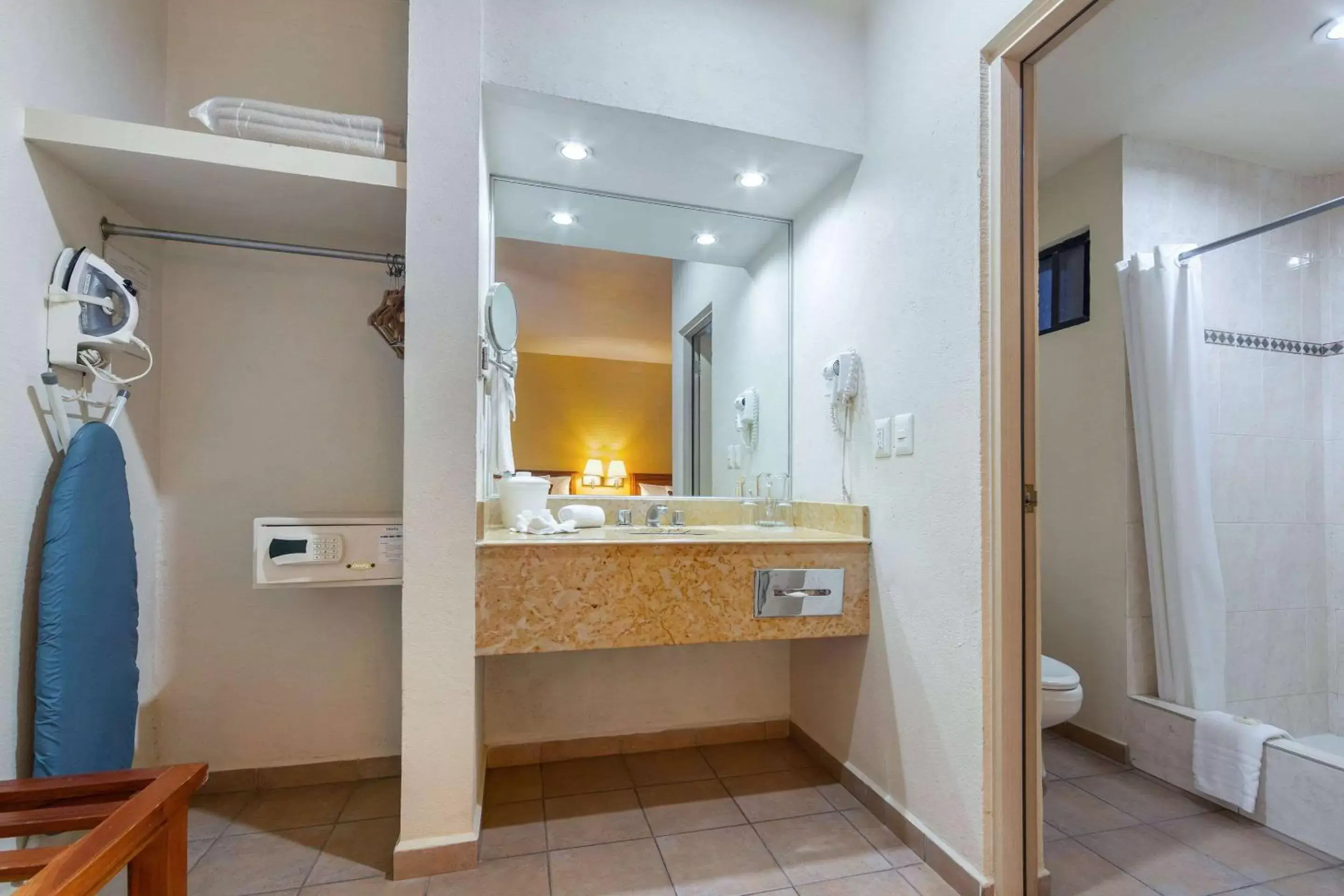 Bathroom in Comfort Inn Tampico