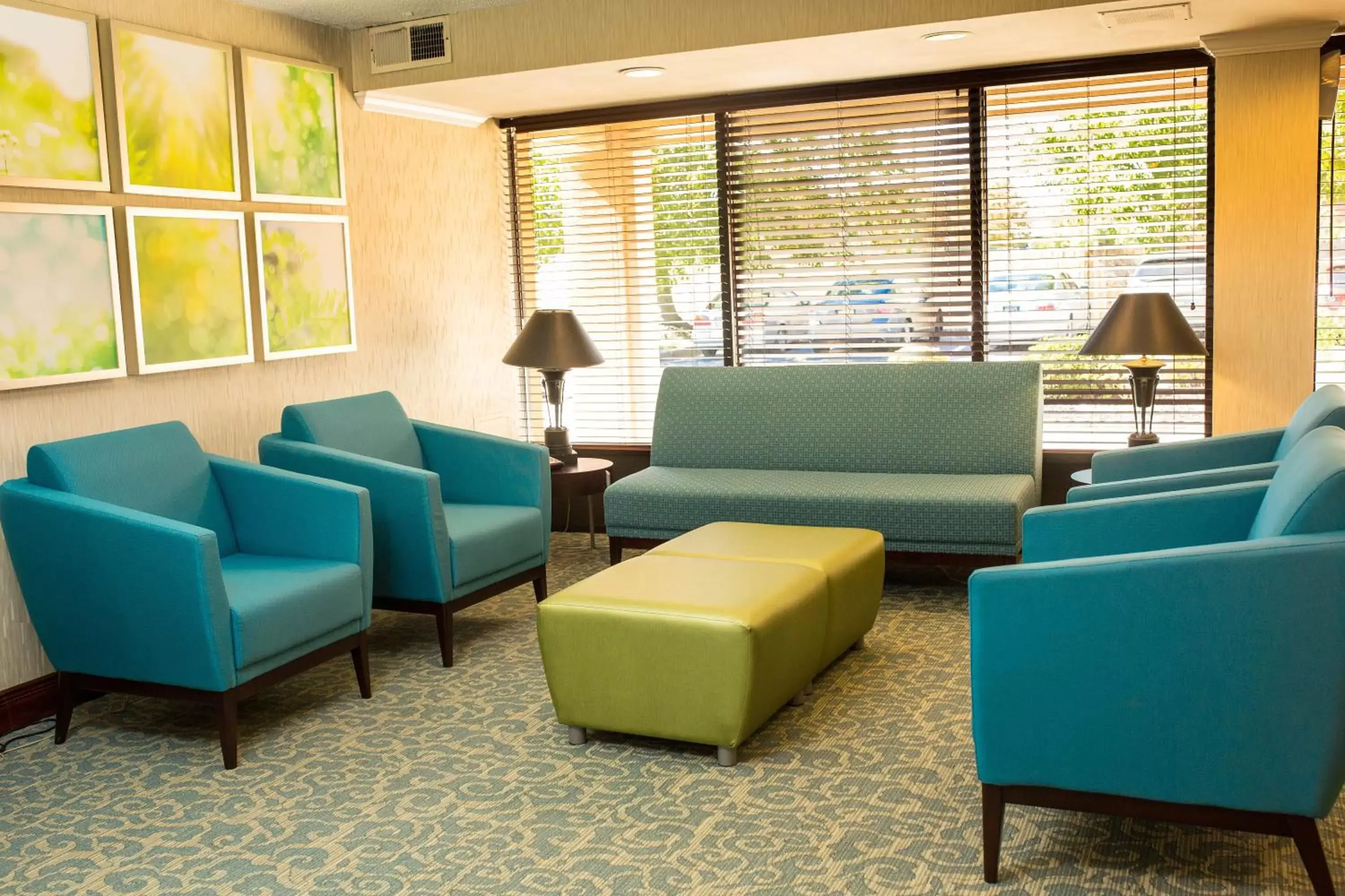 Lobby or reception, Lounge/Bar in Days Inn by Wyndham Newark Wilmington