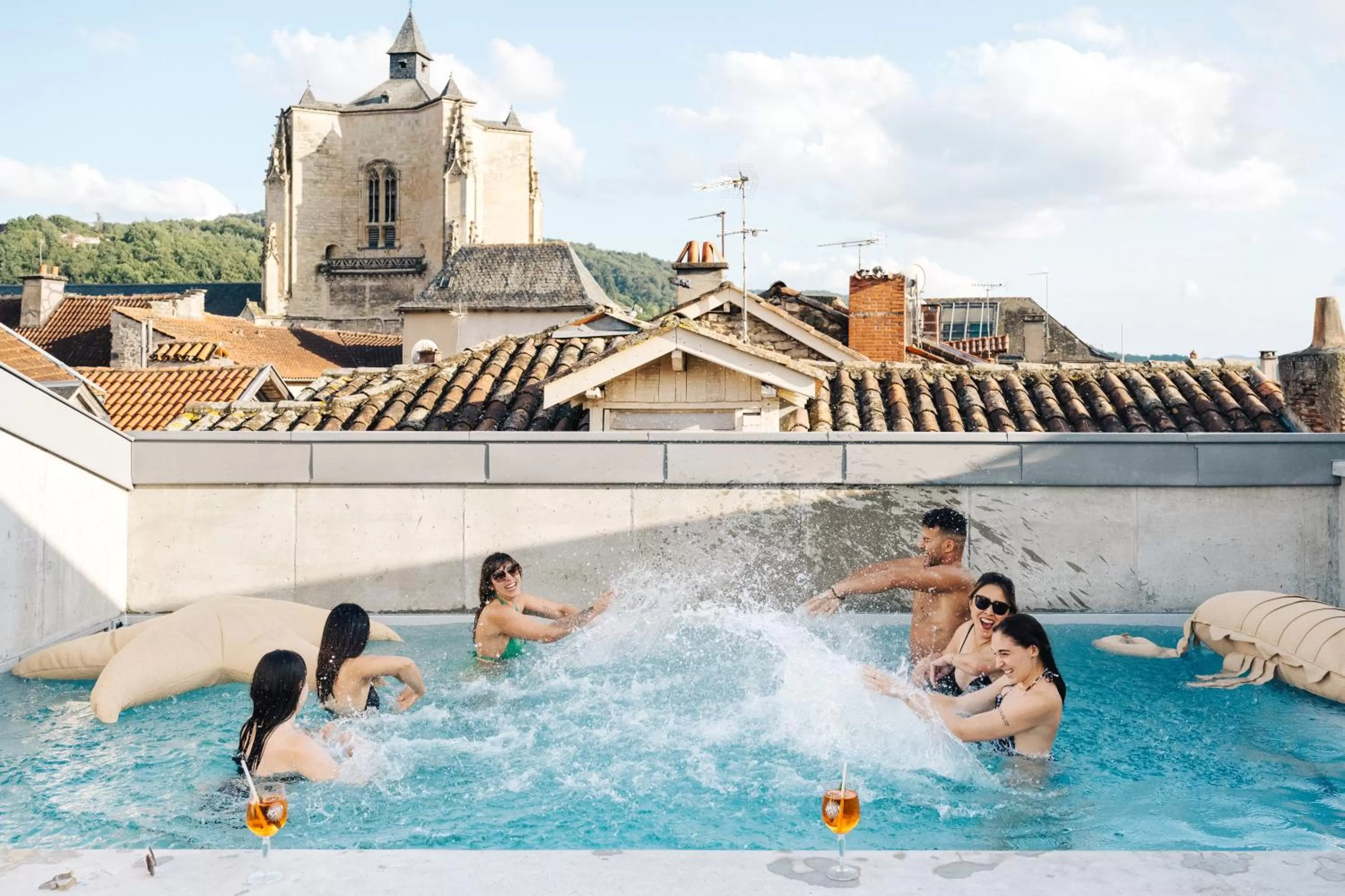 Swimming pool in Urban Style HOTEL LES FLEURINES