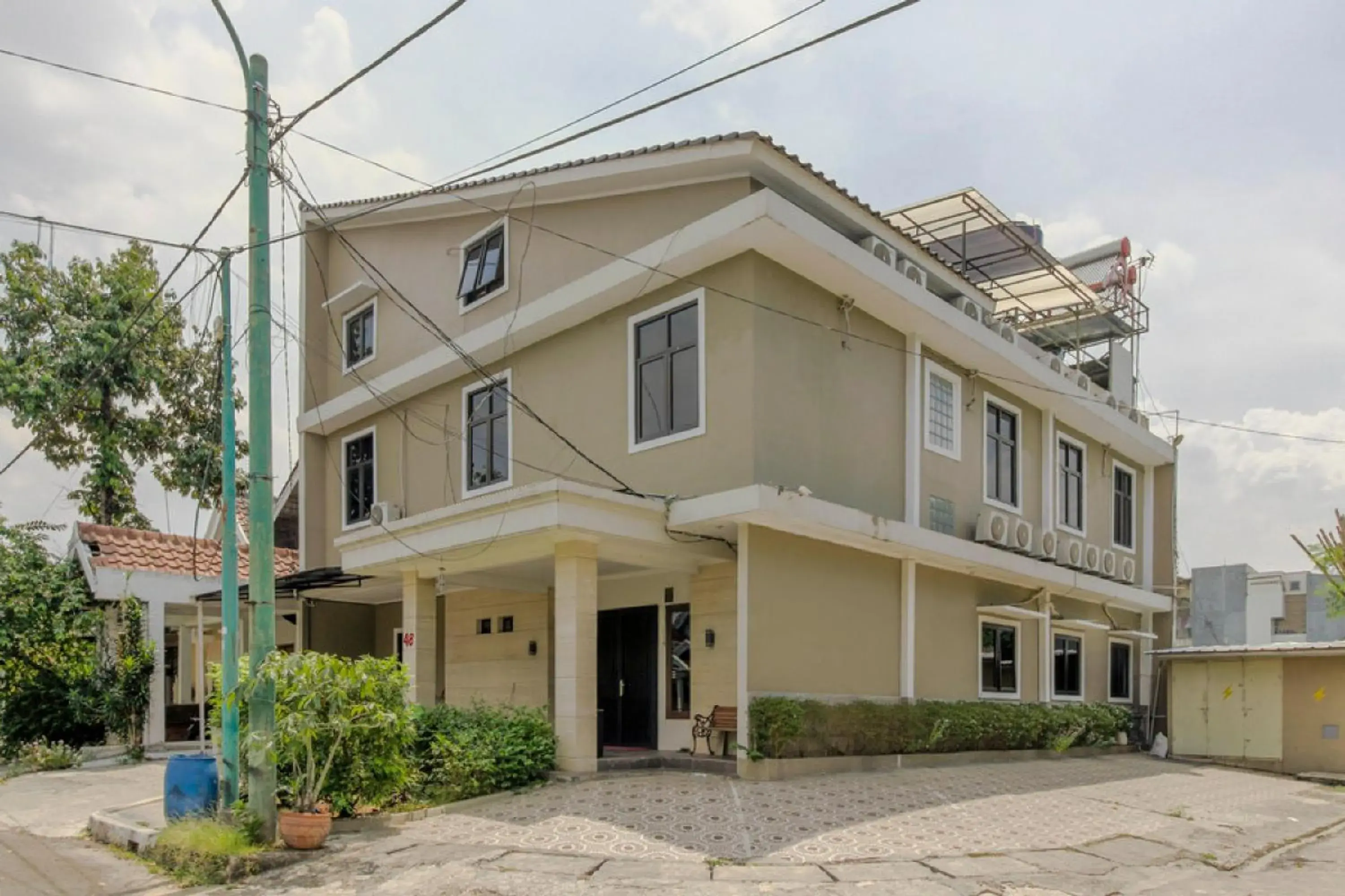 Property building in RedDoorz Plus near Lippo Cikarang Mall Property building in RedDoorz Plus near Lippo Cikarang Mall