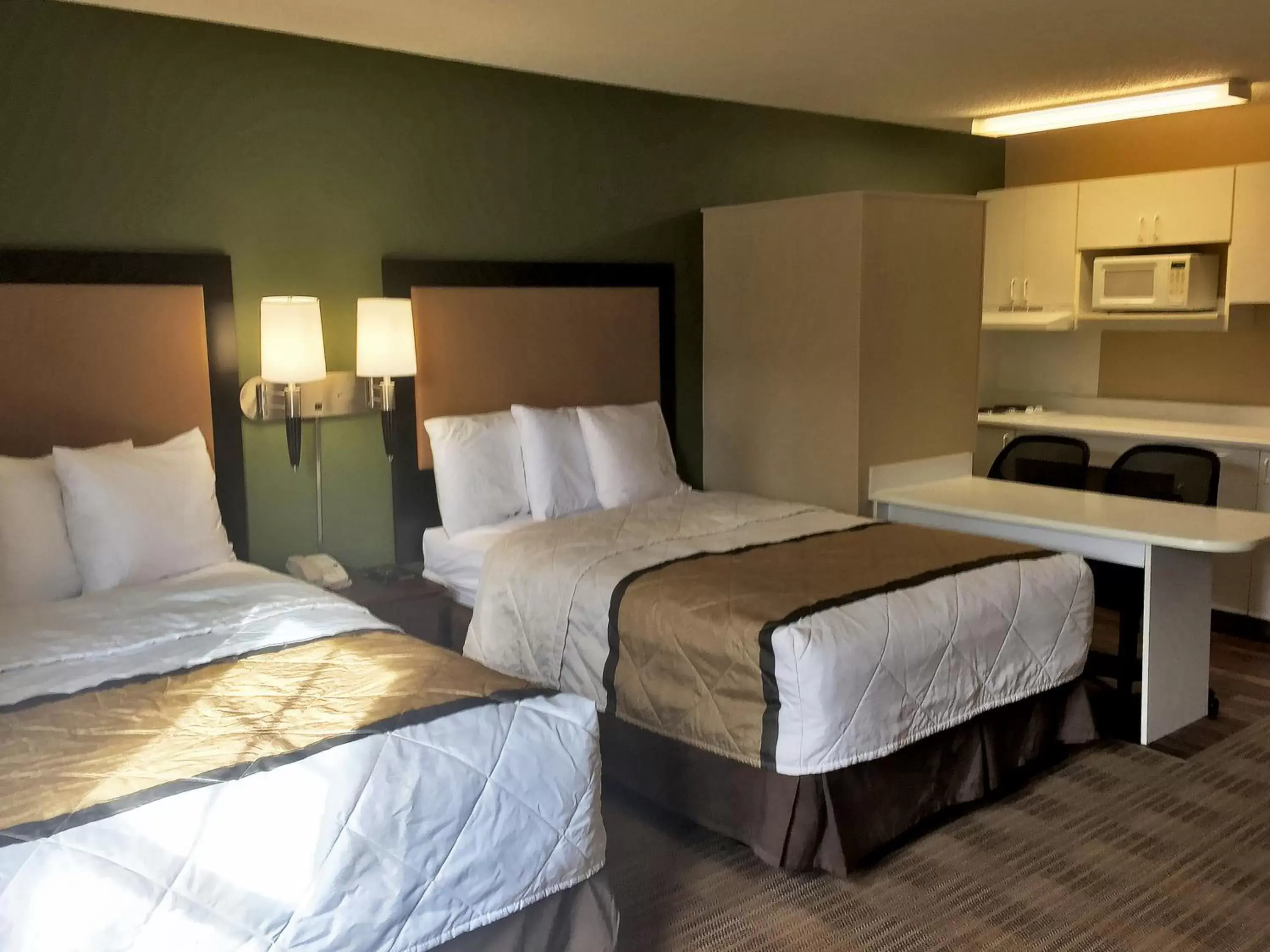 Bed in Extended Stay America Suites - Kansas City - Airport