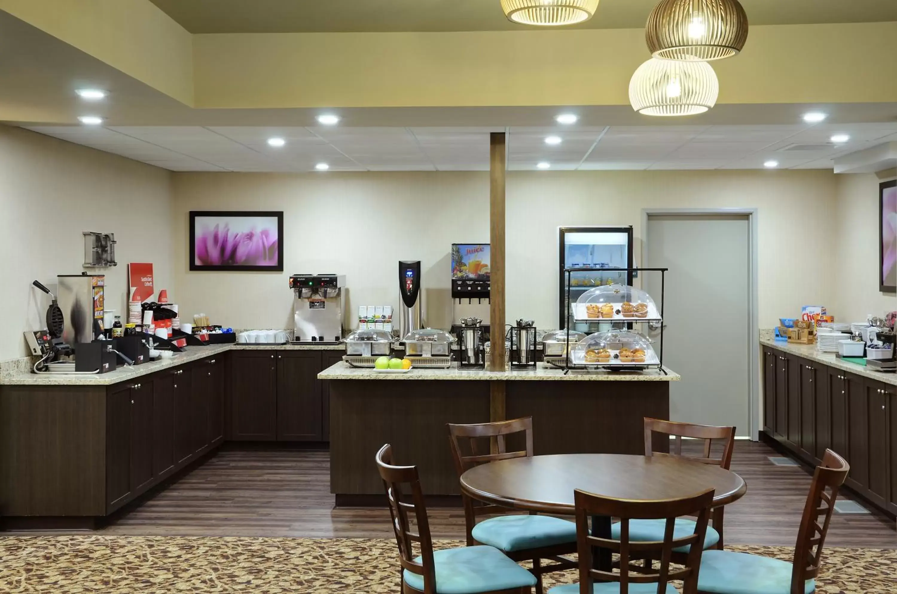 Food, Restaurant/Places to Eat in Pomeroy Inn and Suites Vermilion