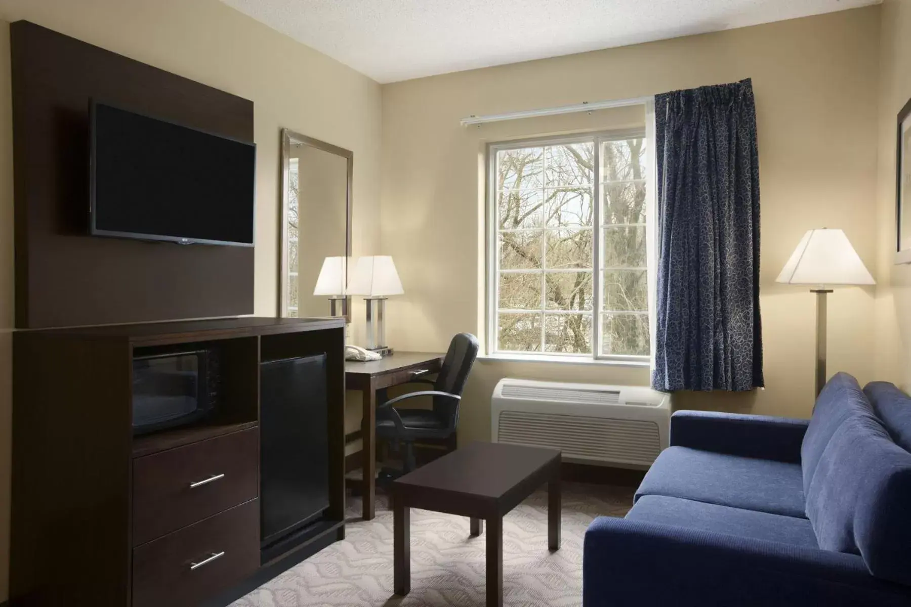 TV and multimedia, TV/Entertainment Center in Days Inn & Suites by Wyndham Cherry Hill - Philadelphia