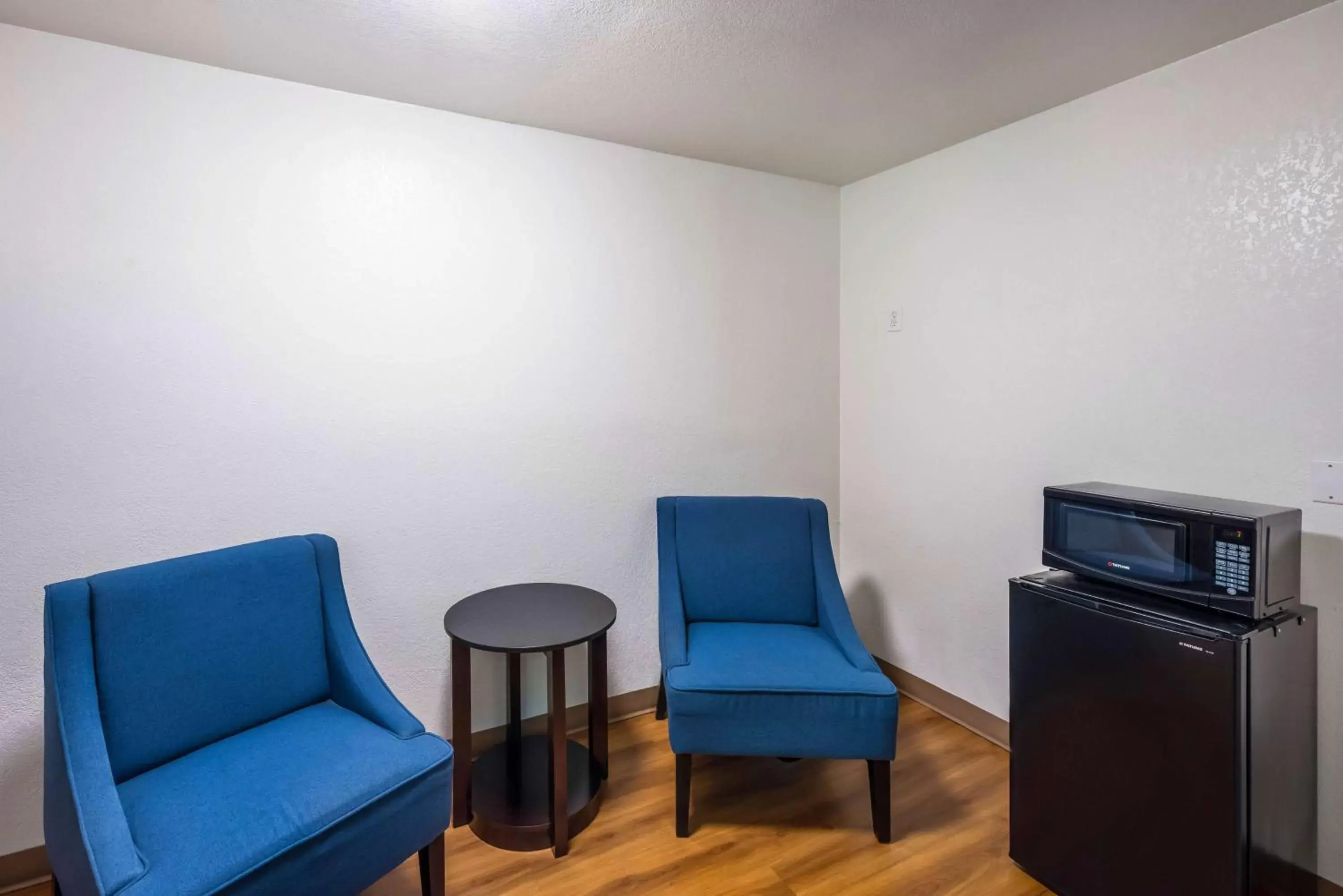 Seating Area in Motel 6-Irving, TX - Irving DFW Airport East