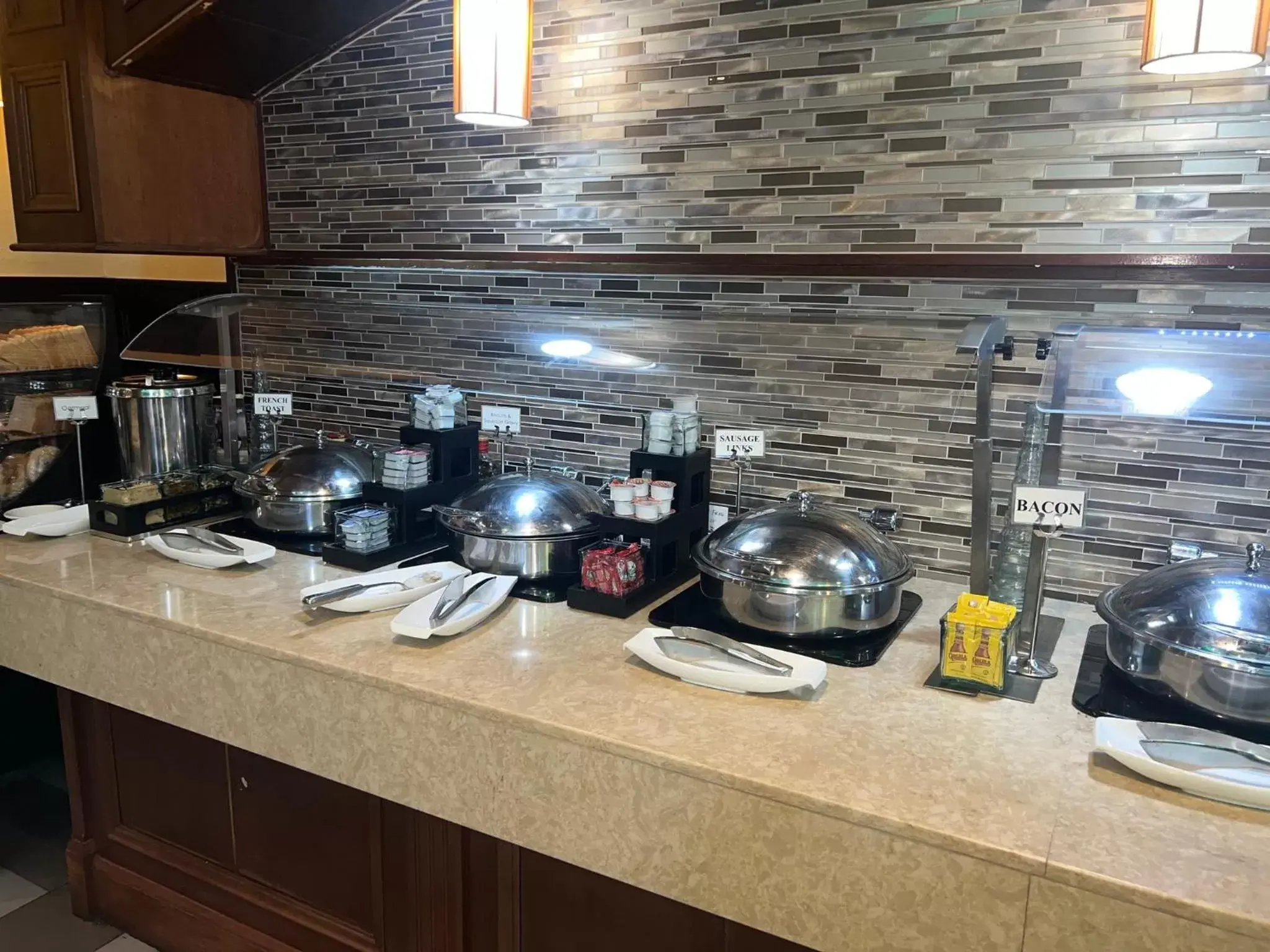 Restaurant/places to eat, Kitchen/Kitchenette in Holiday Inn Orlando East-UCF Area, an IHG Hotel
