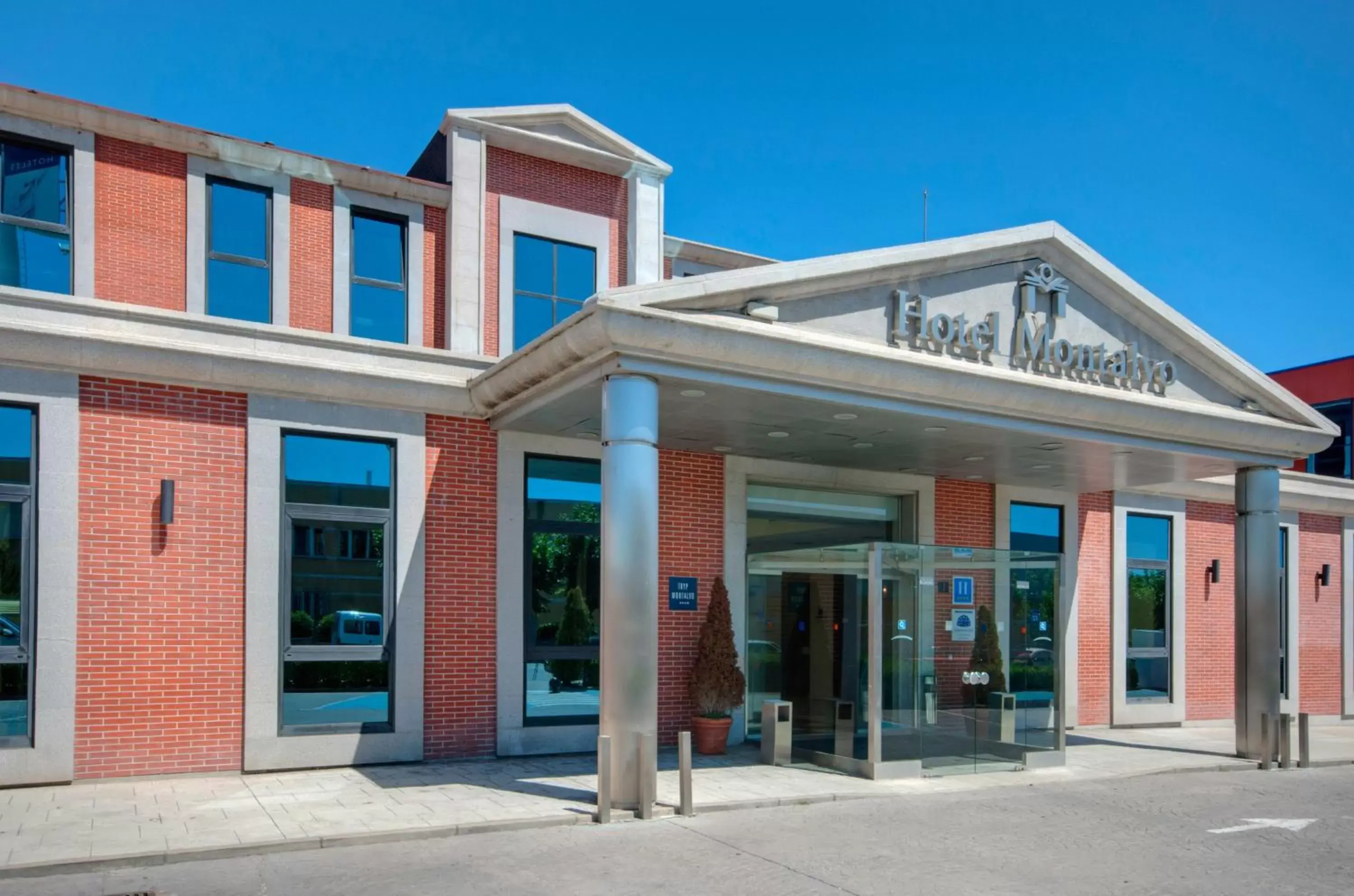 Facade/entrance, Property Building in Hotel Salamanca Montalvo