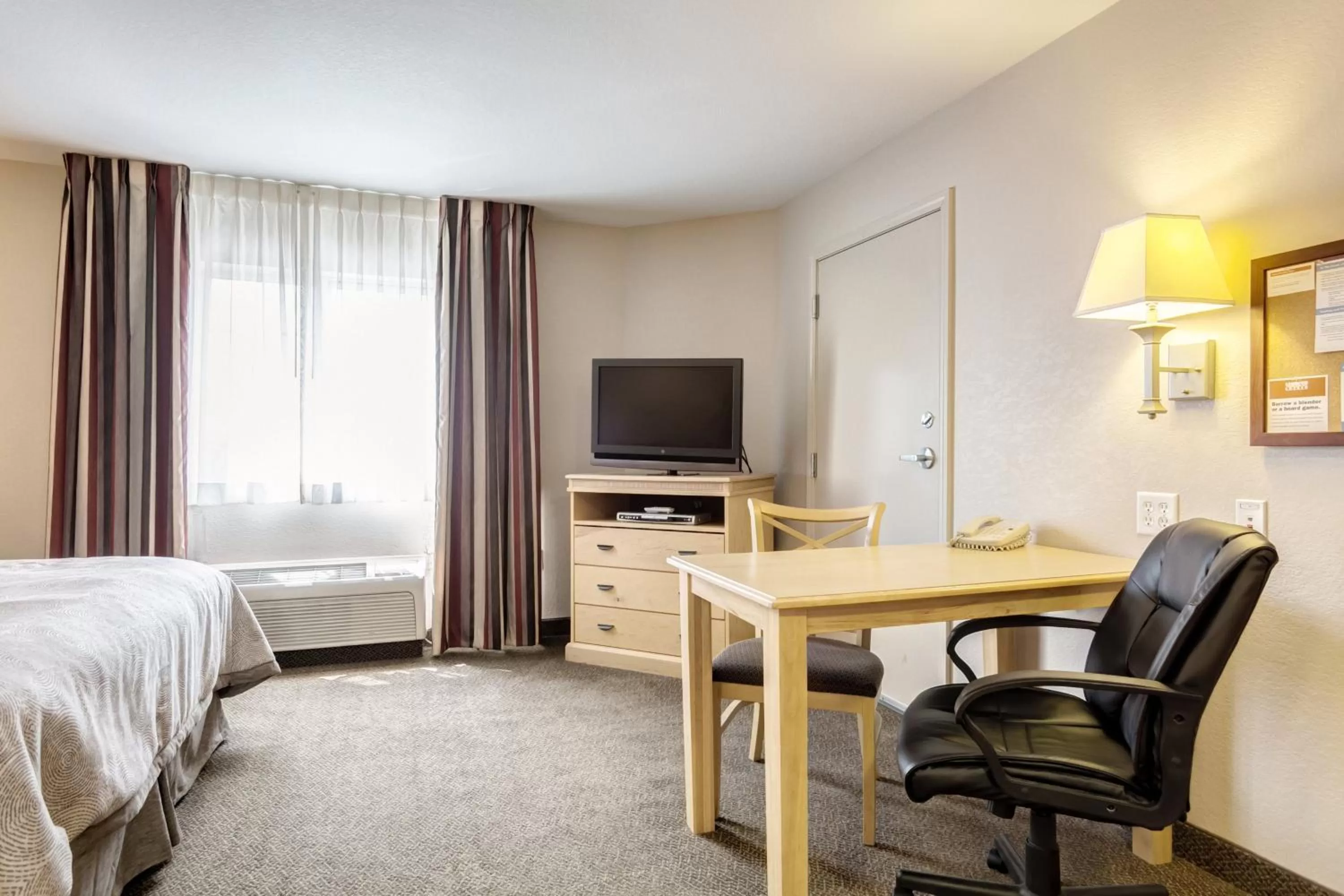 Photo of the whole room, Bed in Candlewood Suites Paducah by IHG