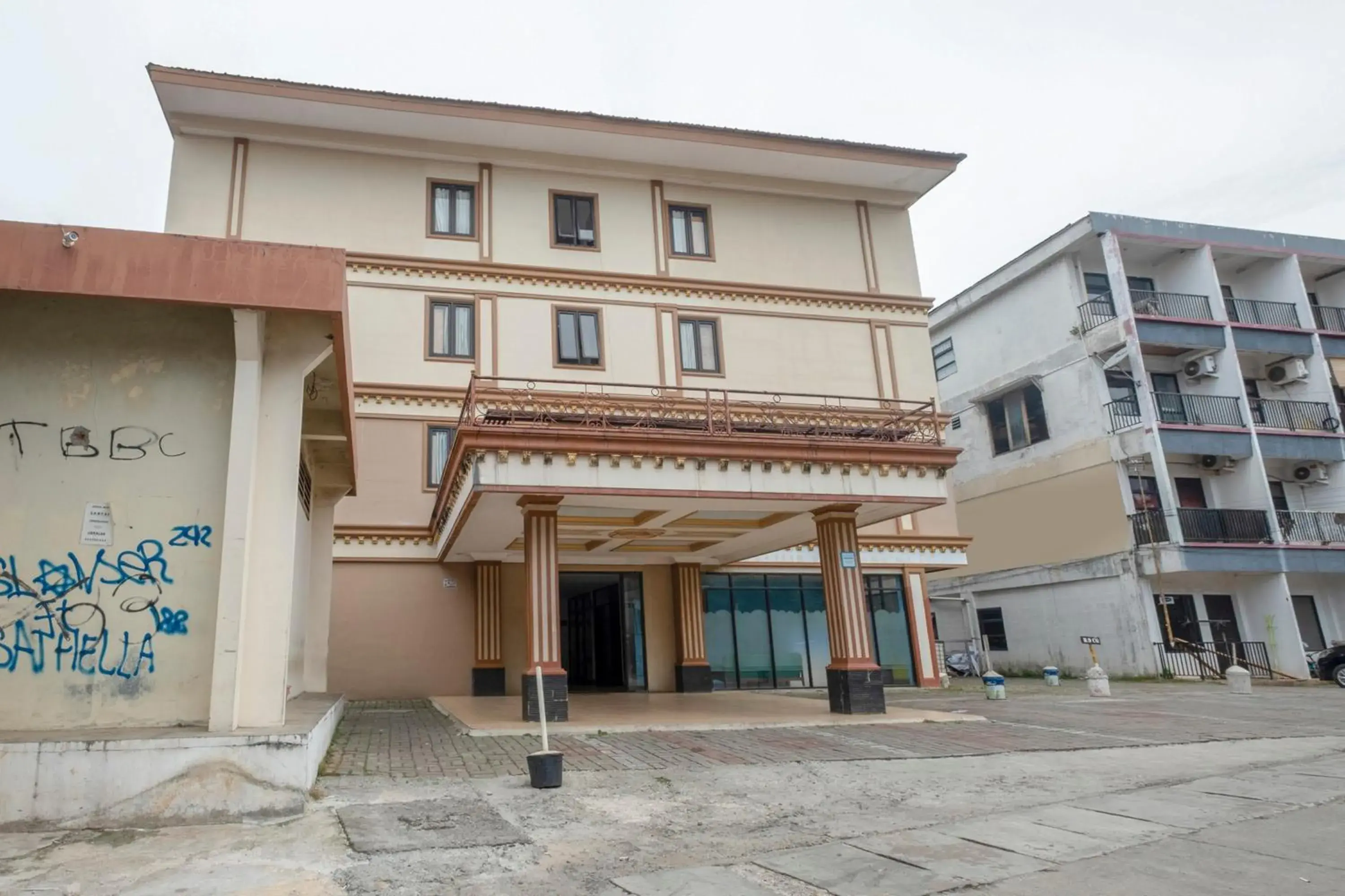 Facade/entrance, Property Building in Super OYO 3747 Comfort Residence