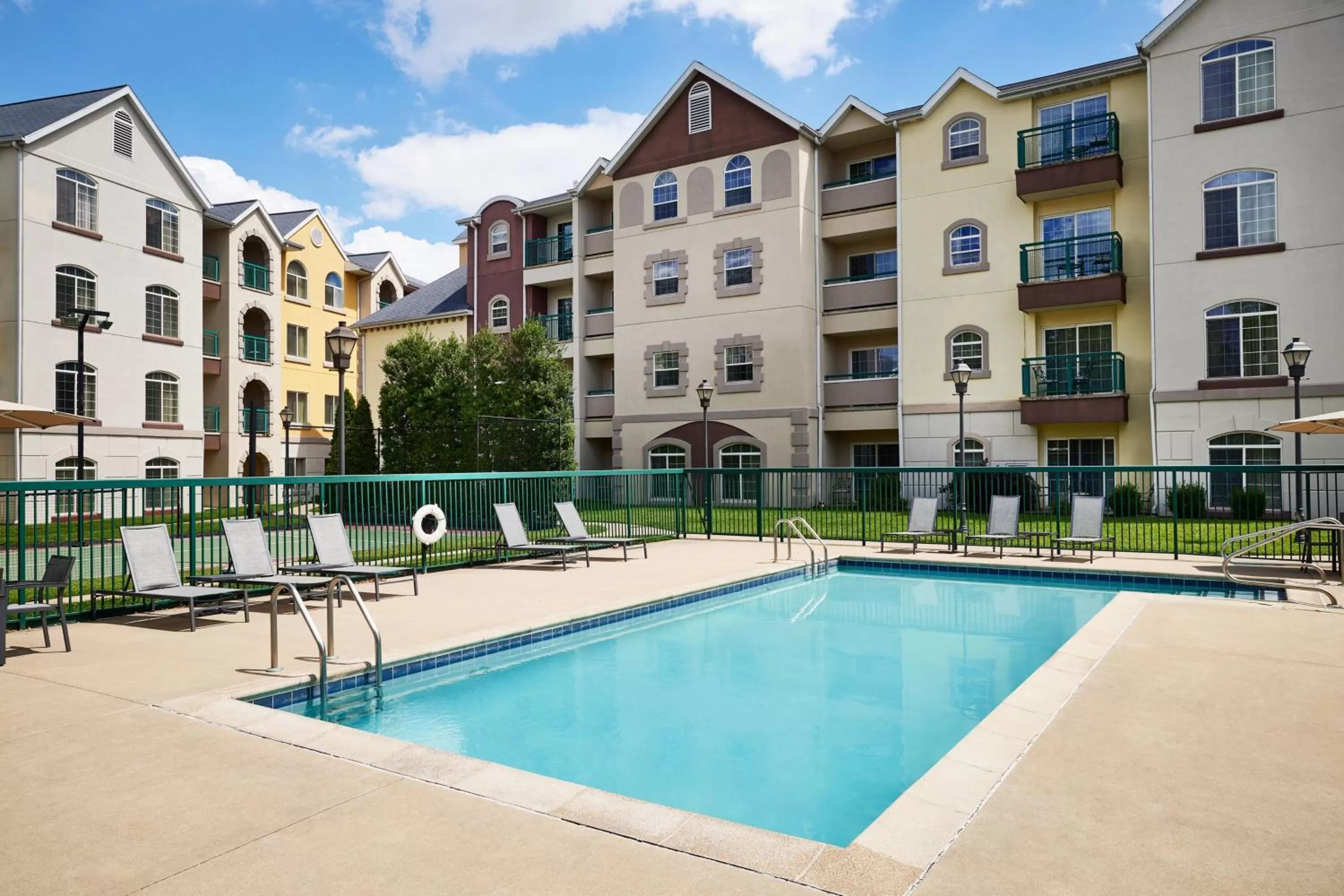 Swimming pool in Residence Inn Springfield