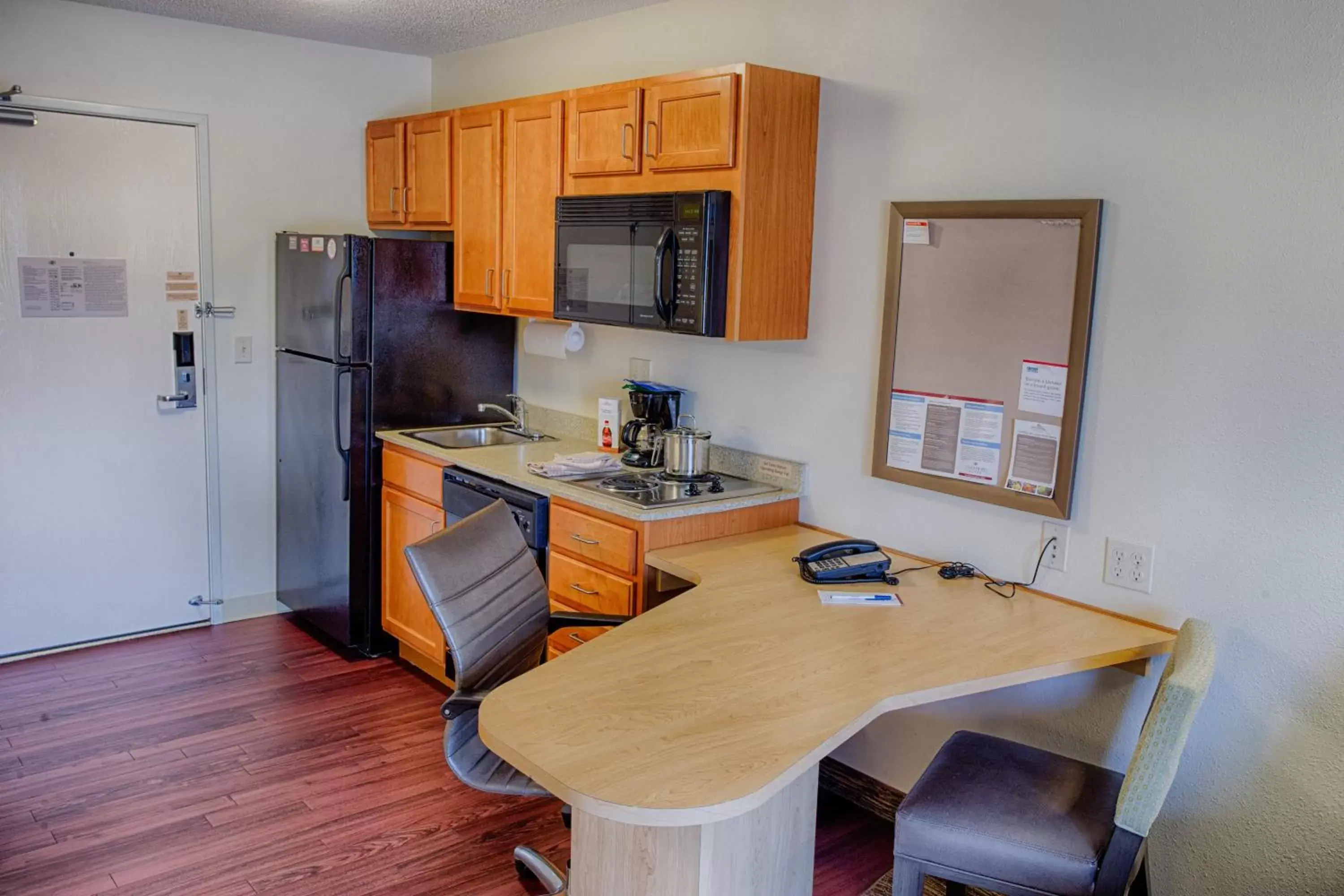 Photo of the whole room, Kitchen/Kitchenette in Candlewood Suites Fargo-North Dakota State University, an IHG Hotel