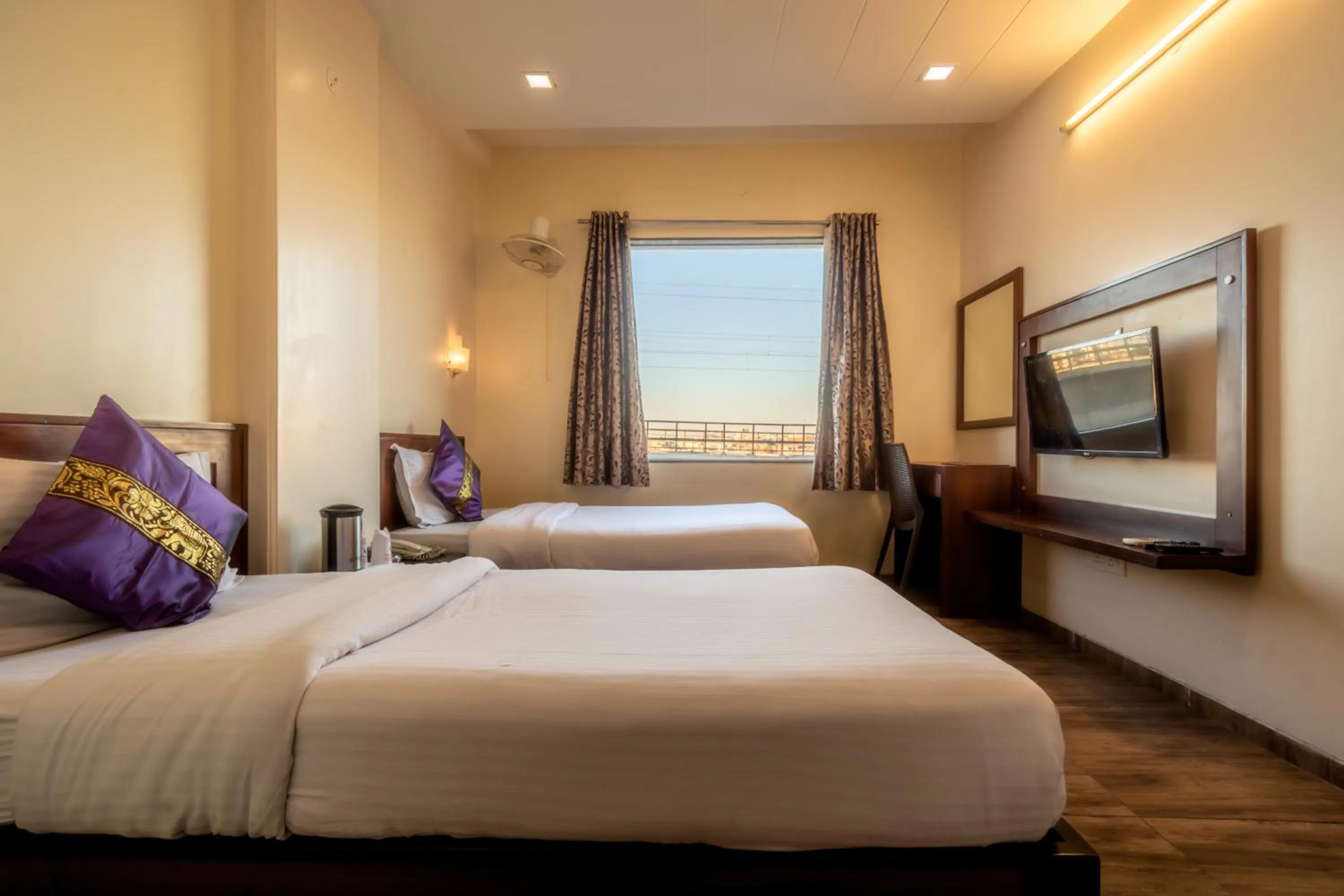 Photo of the whole room, Bed in Hotel Sunday Inn