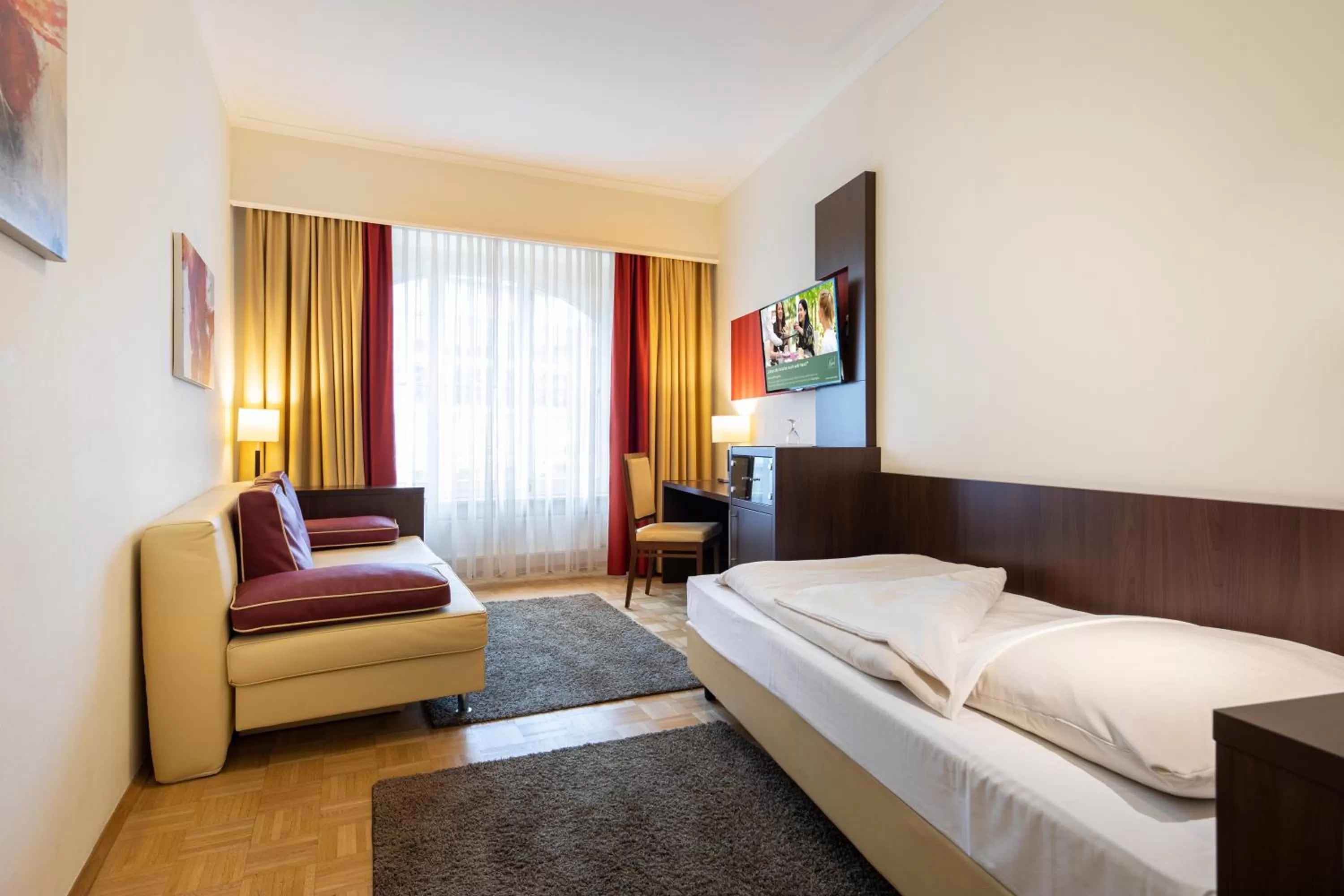 Photo of the whole room, Bed in ACHAT Sternhotel Bonn
