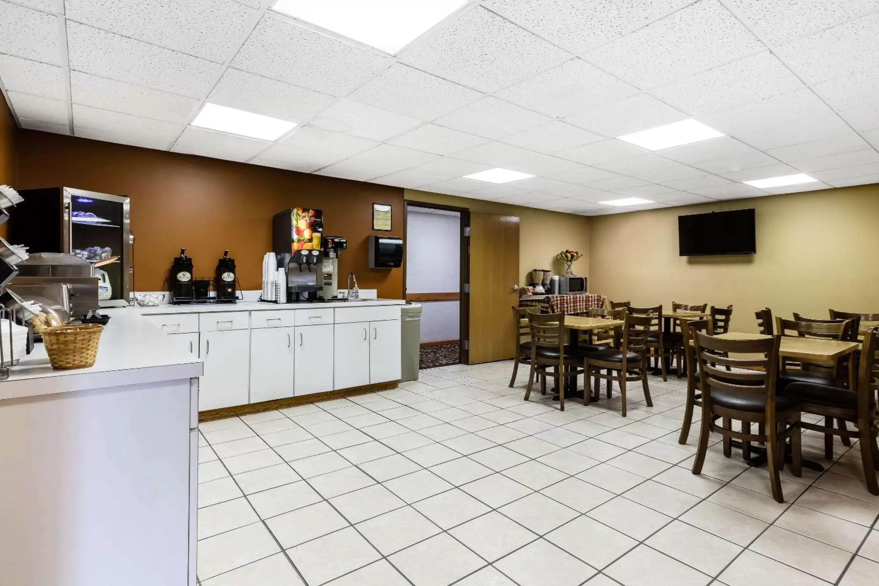 Restaurant/Places to Eat in Econo Lodge Inn and Suites