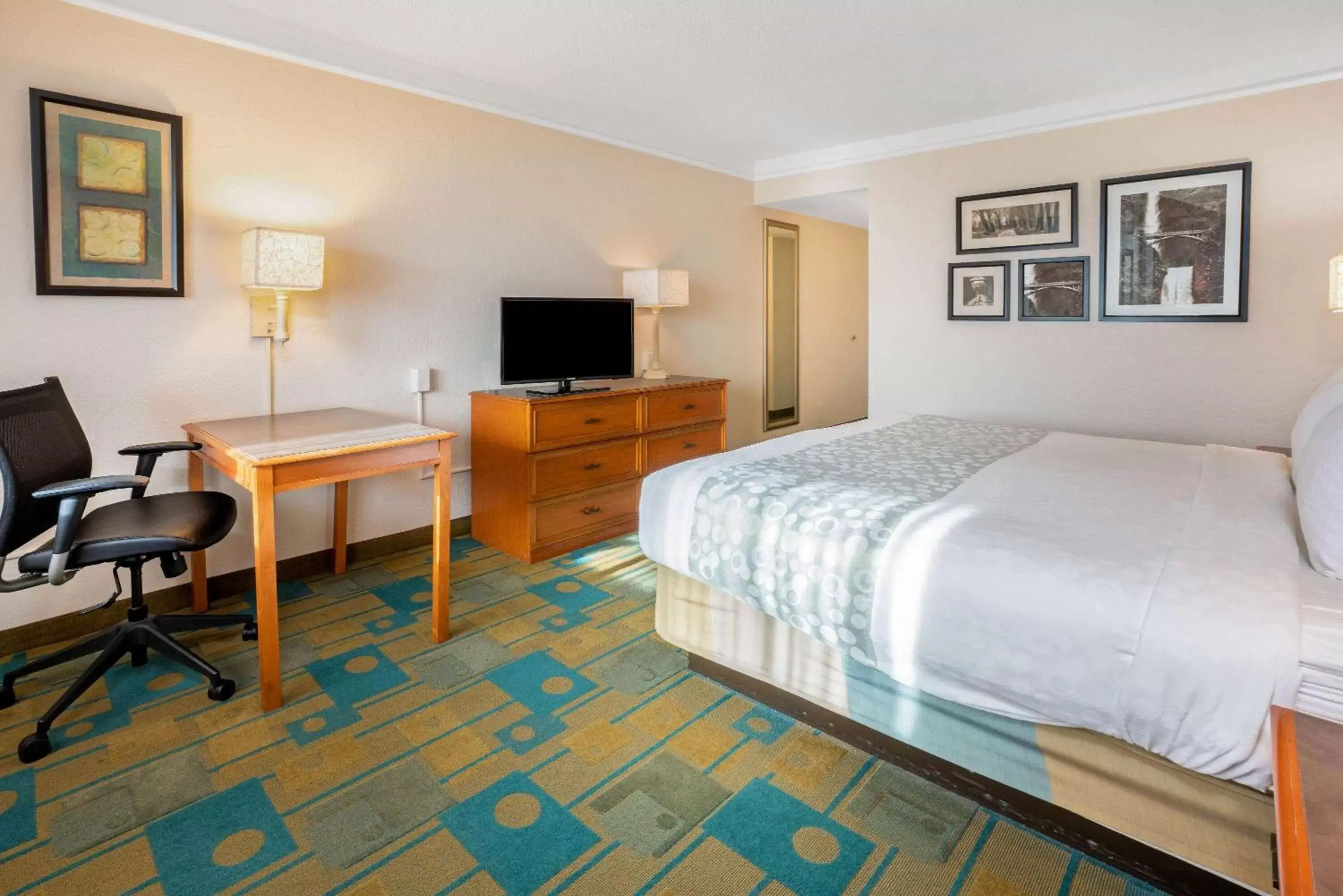 Photo of the whole room in La Quinta by Wyndham Seattle Sea-Tac Airport